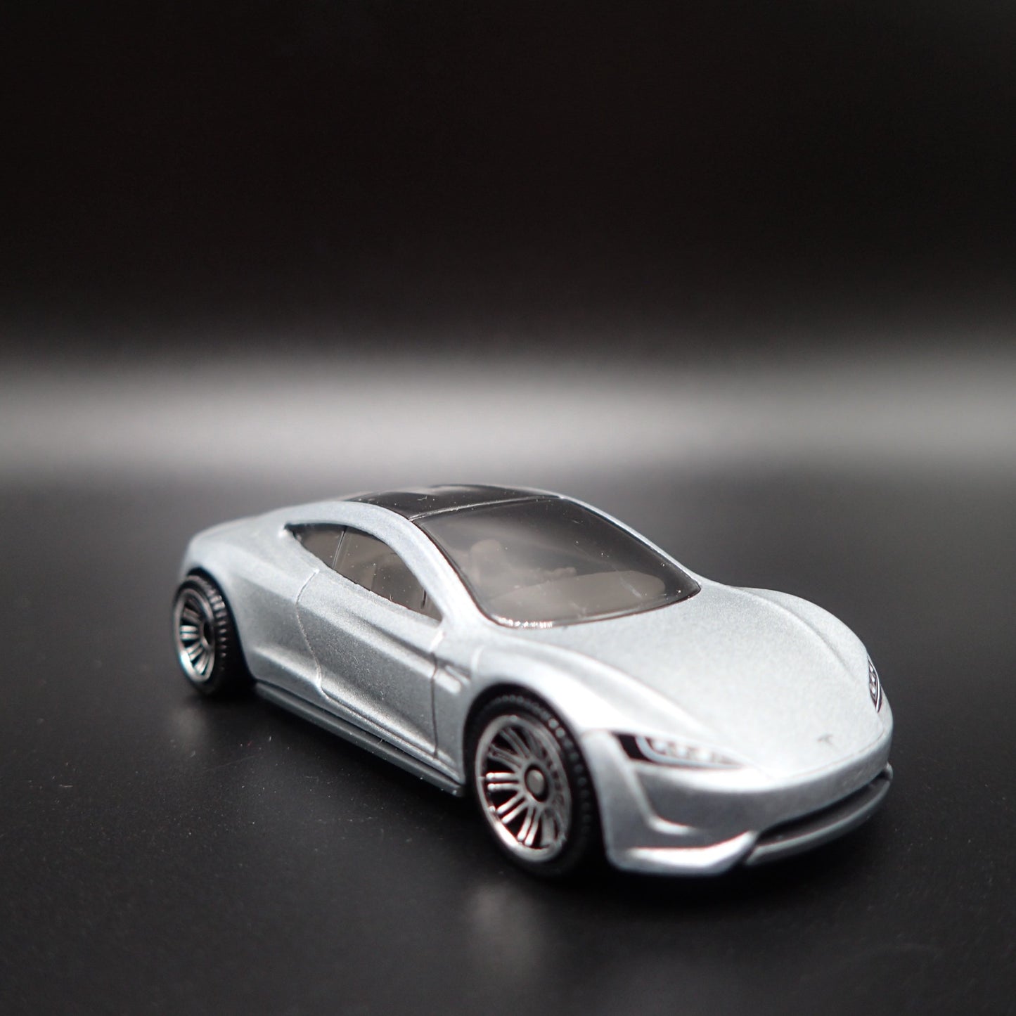 TESLA ROADSTER CONCEPT SILVER 1:64 SCALE COLLECTIBLE DIORAMA DIECAST MODEL CAR