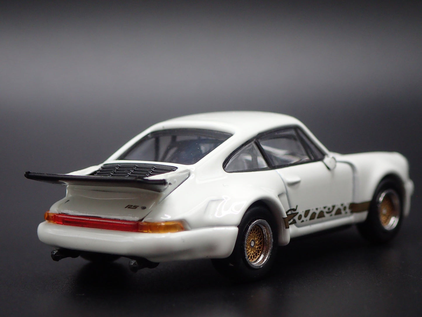 PORSCHE 911 CARRERA RSR 3.0 WHITE 1:64 SCALE DIORAMA DIECAST MODEL CAR