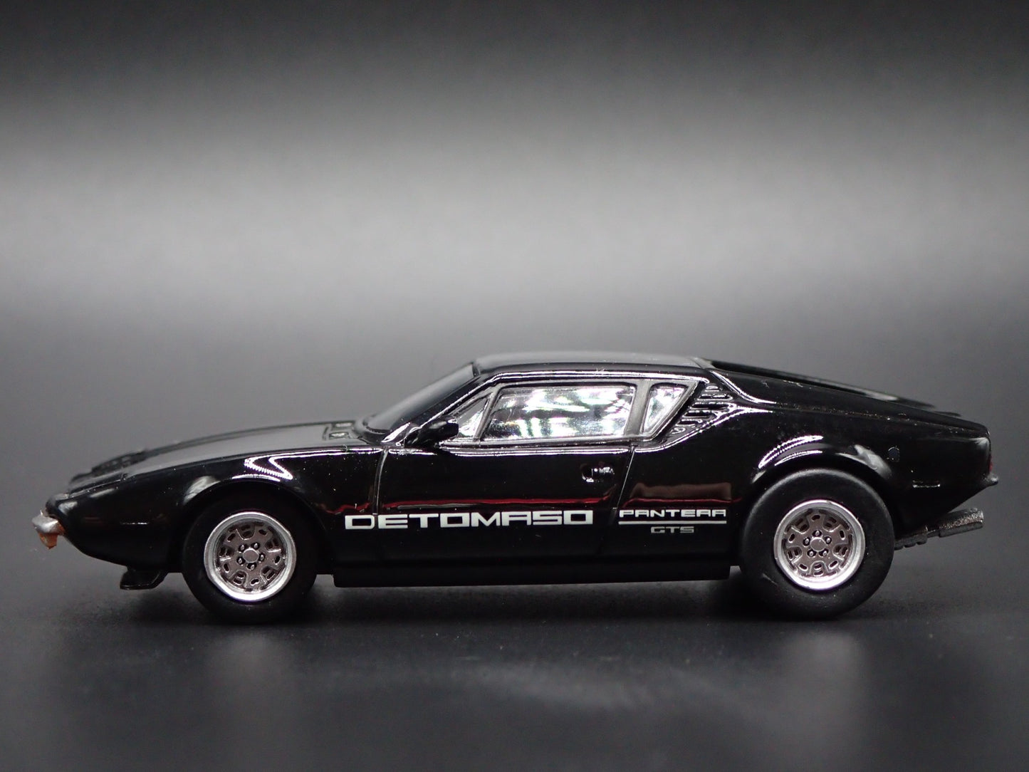 1972 72 DE TOMASO PANTERA BLACK 1:64 SCALE COLLECTIBLE DIORAMA DIECAST MODEL CAR
