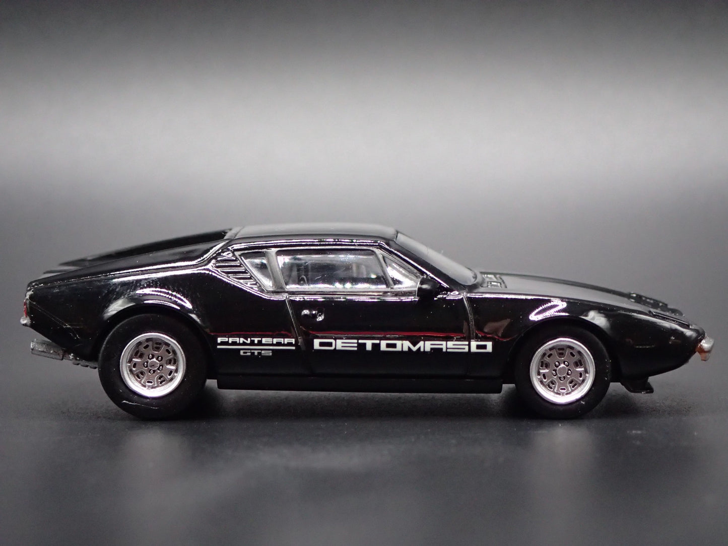 1972 72 DE TOMASO PANTERA BLACK 1:64 SCALE COLLECTIBLE DIORAMA DIECAST MODEL CAR
