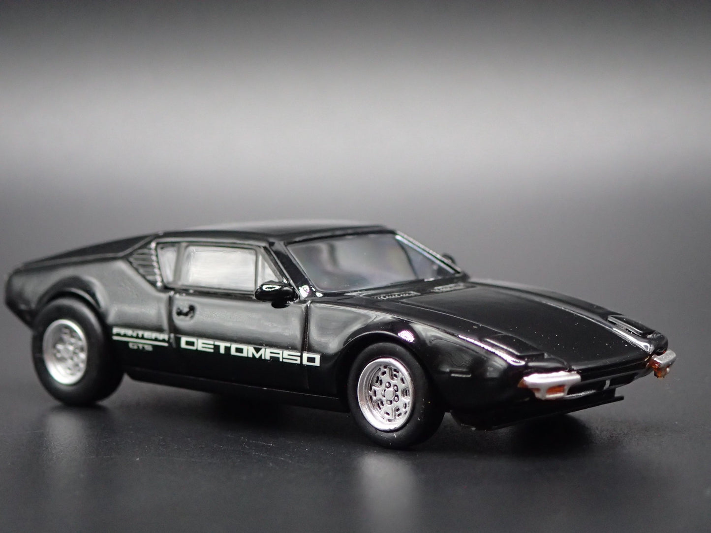 1972 72 DE TOMASO PANTERA BLACK 1:64 SCALE COLLECTIBLE DIORAMA DIECAST MODEL CAR