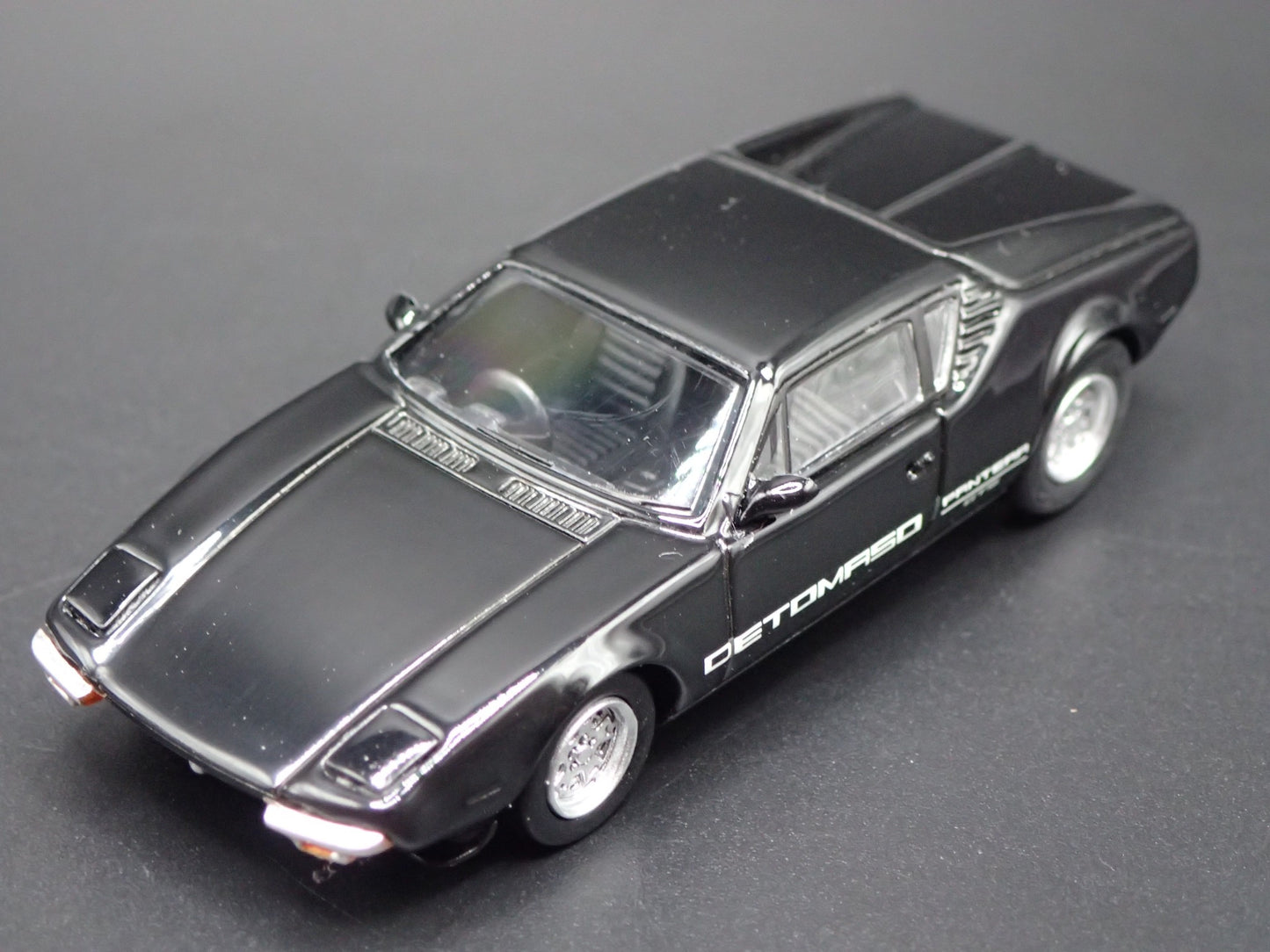 1972 72 DE TOMASO PANTERA BLACK 1:64 SCALE COLLECTIBLE DIORAMA DIECAST MODEL CAR