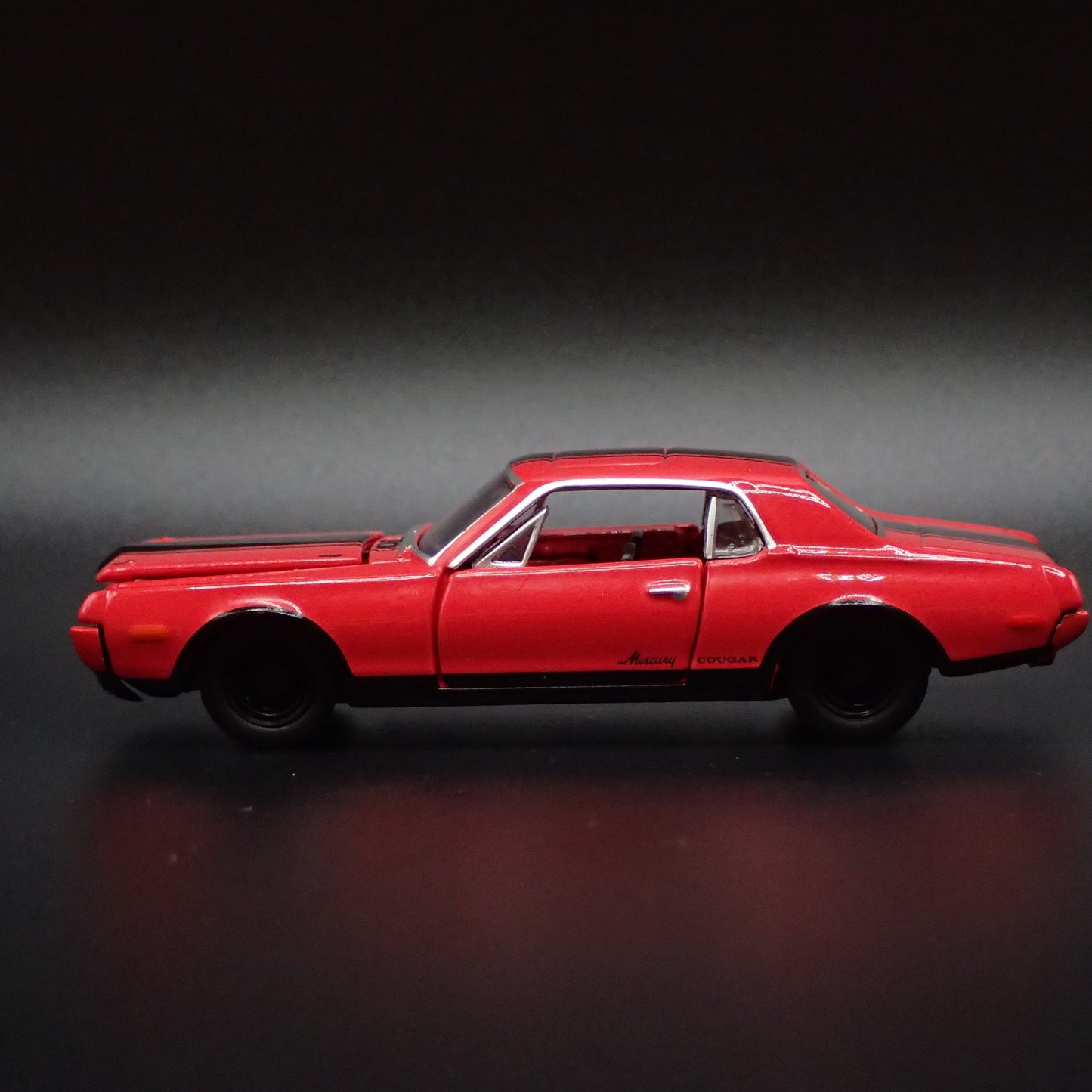 1968 68 MERC MERCURY COUGAR 390 1:64 SCALE COLLECTIBLE DIORAMA DIECAST MODEL CAR