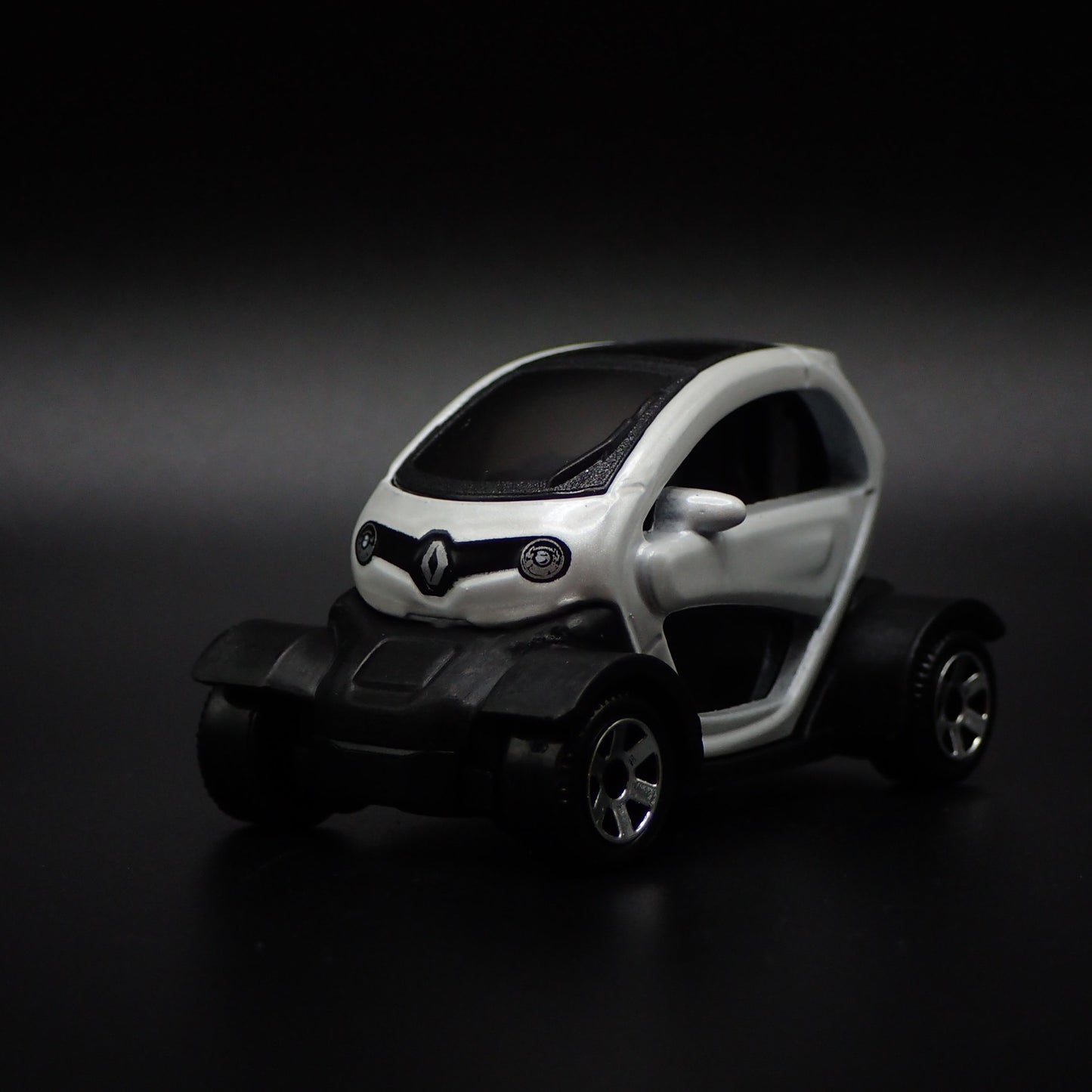 2012-2023 RENAULT TWIZY WHITE 1:64 SCALE COLLECTIBLE DIORAMA DIECAST MODEL CAR