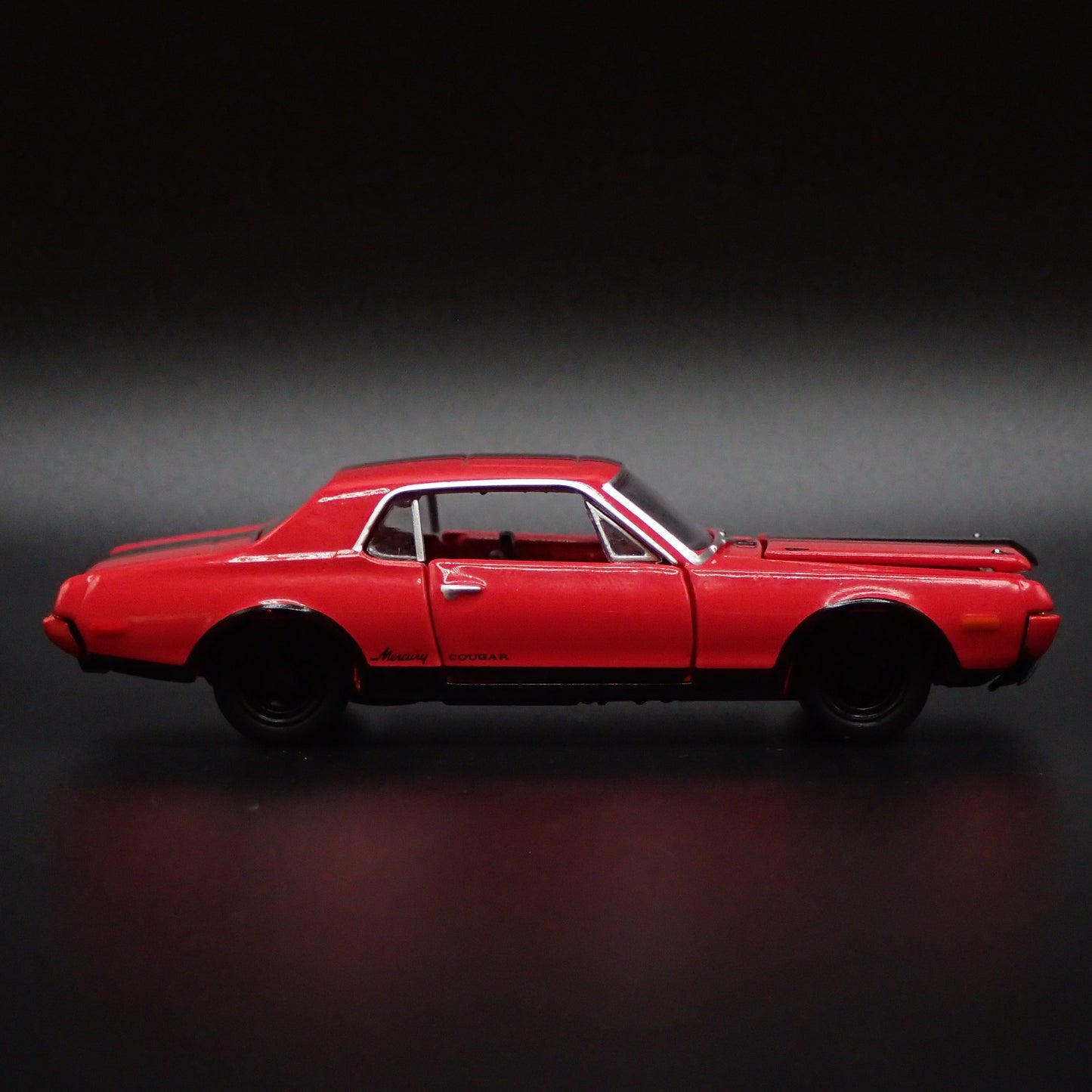 1968 68 MERC MERCURY COUGAR 390 1:64 SCALE COLLECTIBLE DIORAMA DIECAST MODEL CAR