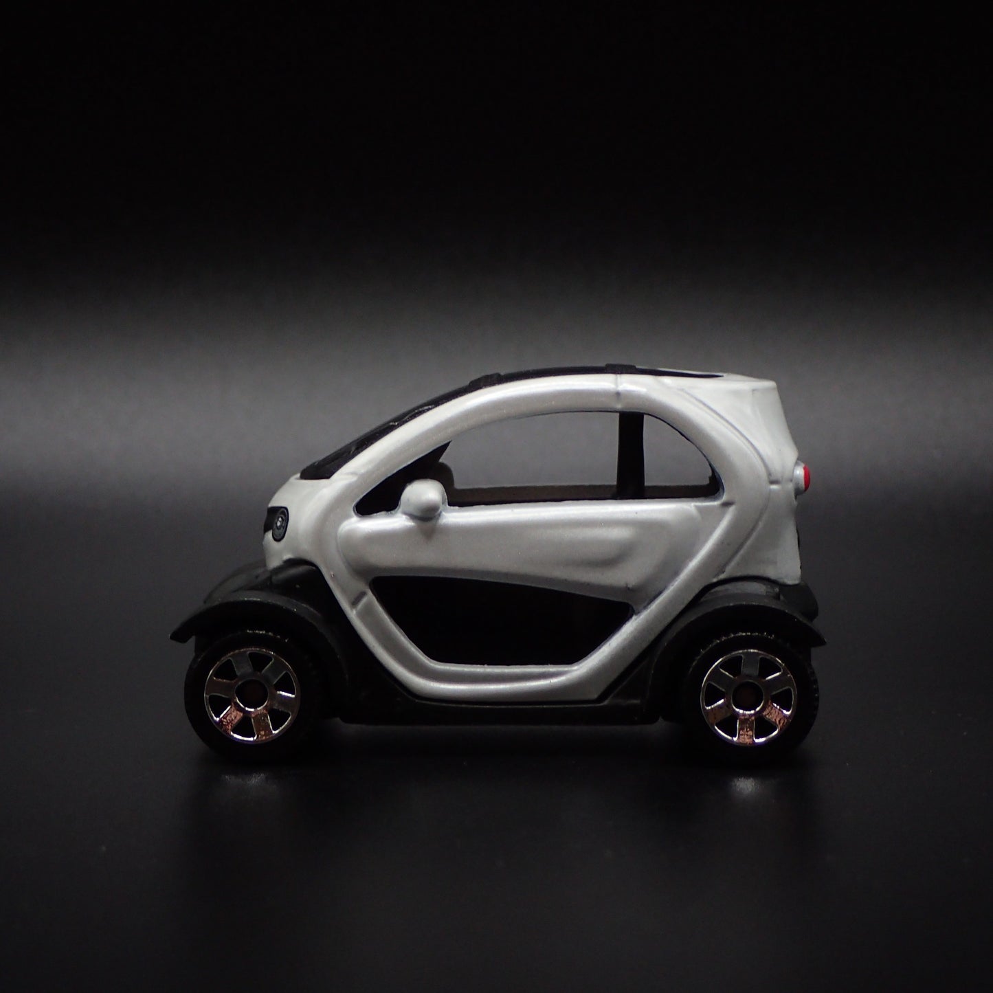 2012-2023 RENAULT TWIZY WHITE 1:64 SCALE COLLECTIBLE DIORAMA DIECAST MODEL CAR