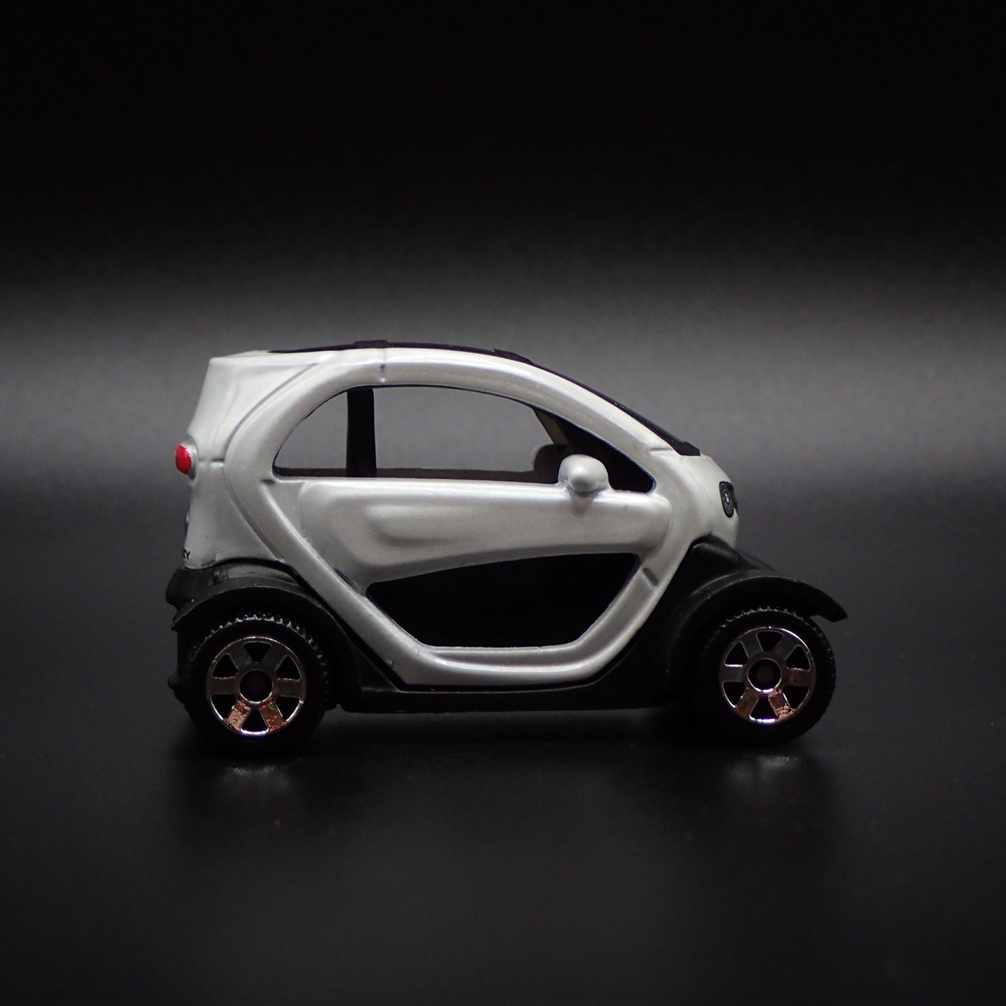 2012-2023 RENAULT TWIZY WHITE 1:64 SCALE COLLECTIBLE DIORAMA DIECAST MODEL CAR