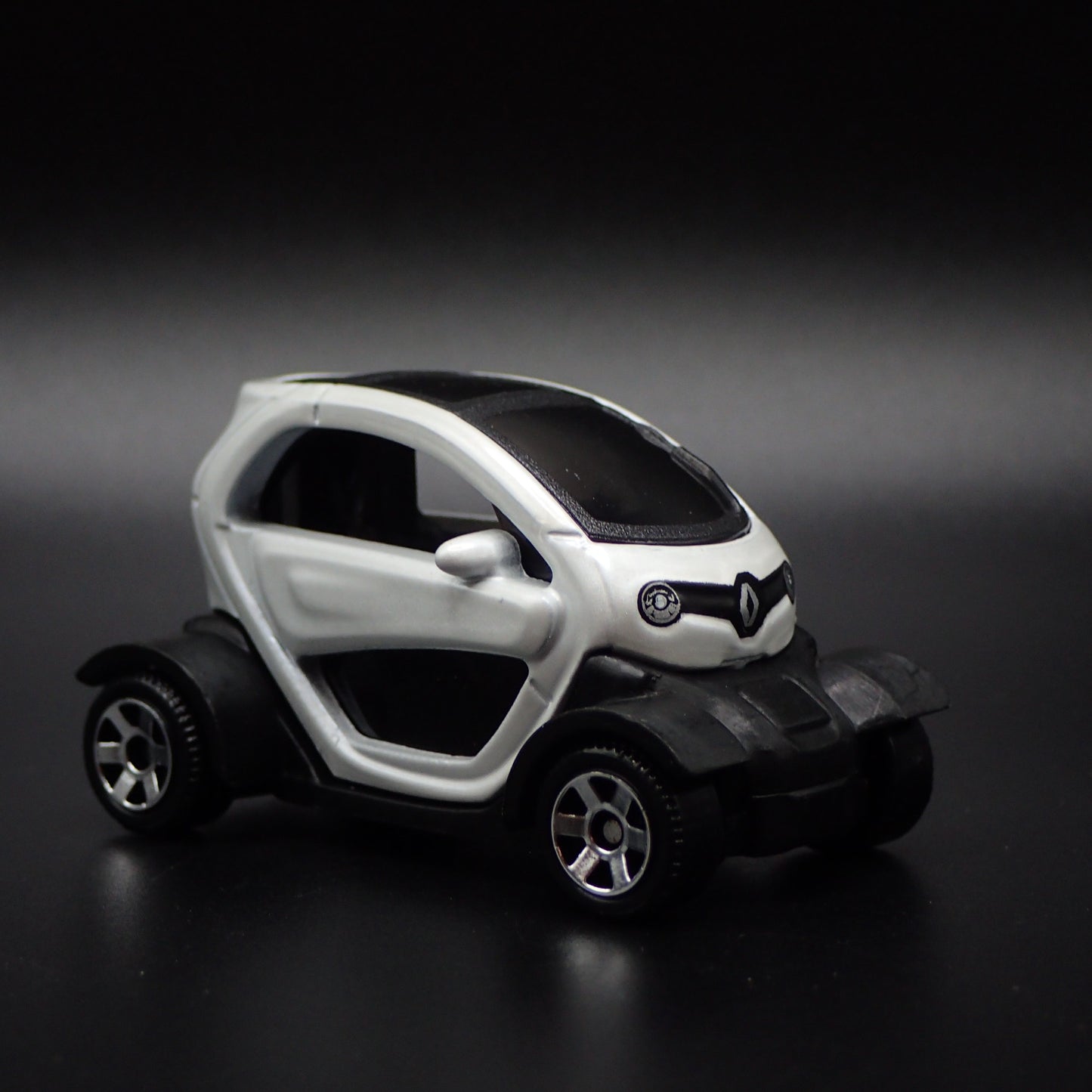 2012-2023 RENAULT TWIZY WHITE 1:64 SCALE COLLECTIBLE DIORAMA DIECAST MODEL CAR