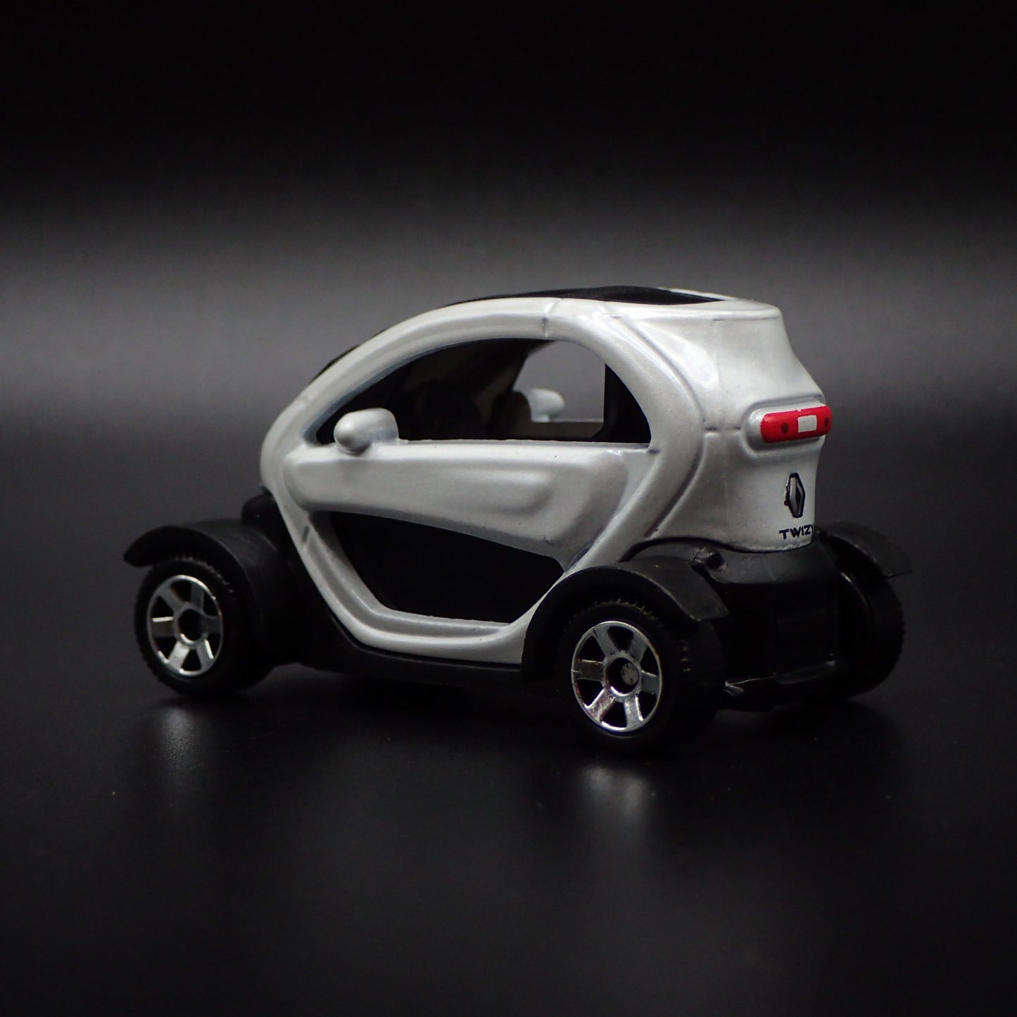 2012-2023 RENAULT TWIZY WHITE 1:64 SCALE COLLECTIBLE DIORAMA DIECAST MODEL CAR