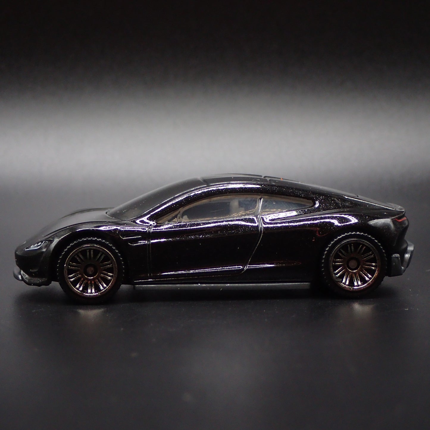 TESLA ROADSTER CONCEPT BLACK 1:64 SCALE COLLECTIBLE DIORAMA DIECAST MODEL CAR