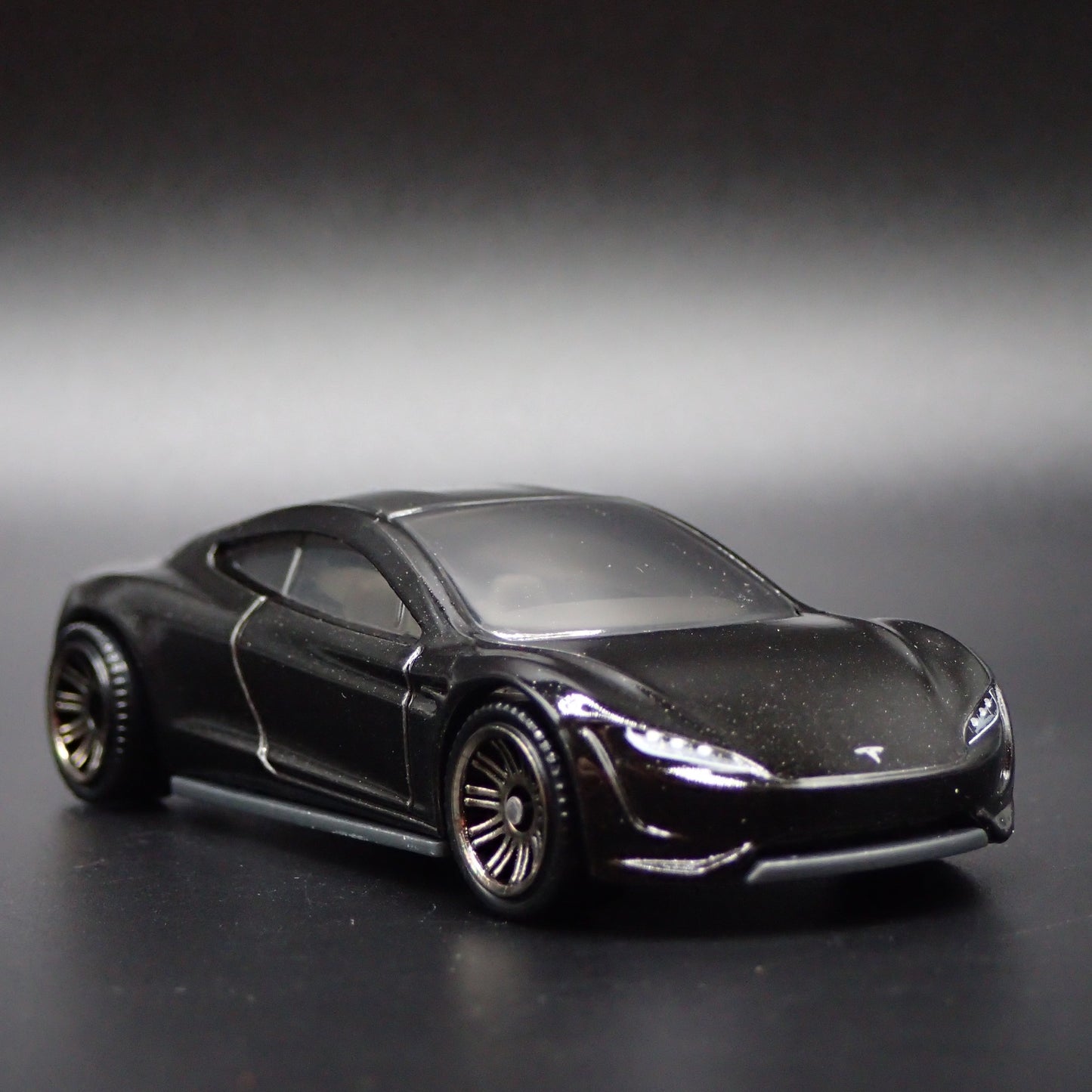 TESLA ROADSTER CONCEPT BLACK 1:64 SCALE COLLECTIBLE DIORAMA DIECAST MODEL CAR