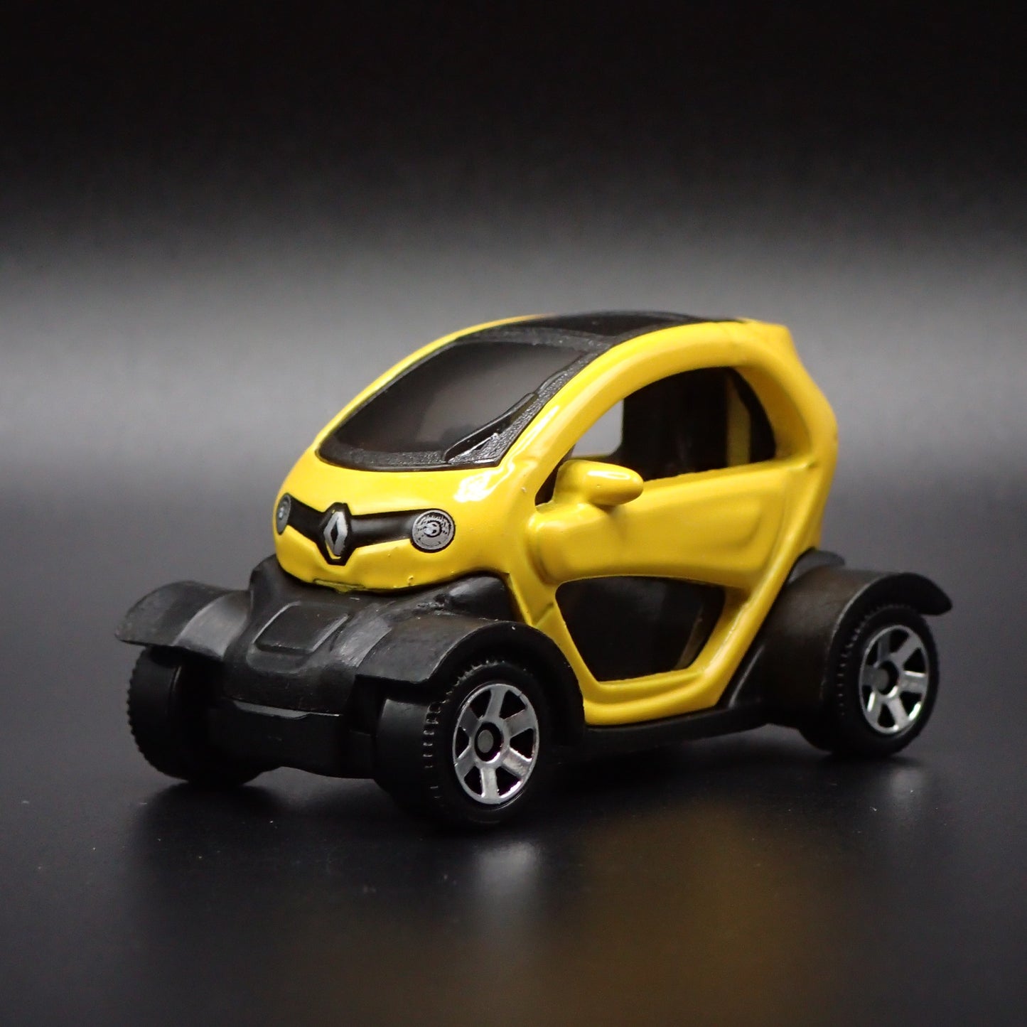 2012-2023 RENAULT TWIZY YELLOW 1:64 SCALE COLLECTIBLE DIORAMA DIECAST MODEL CAR