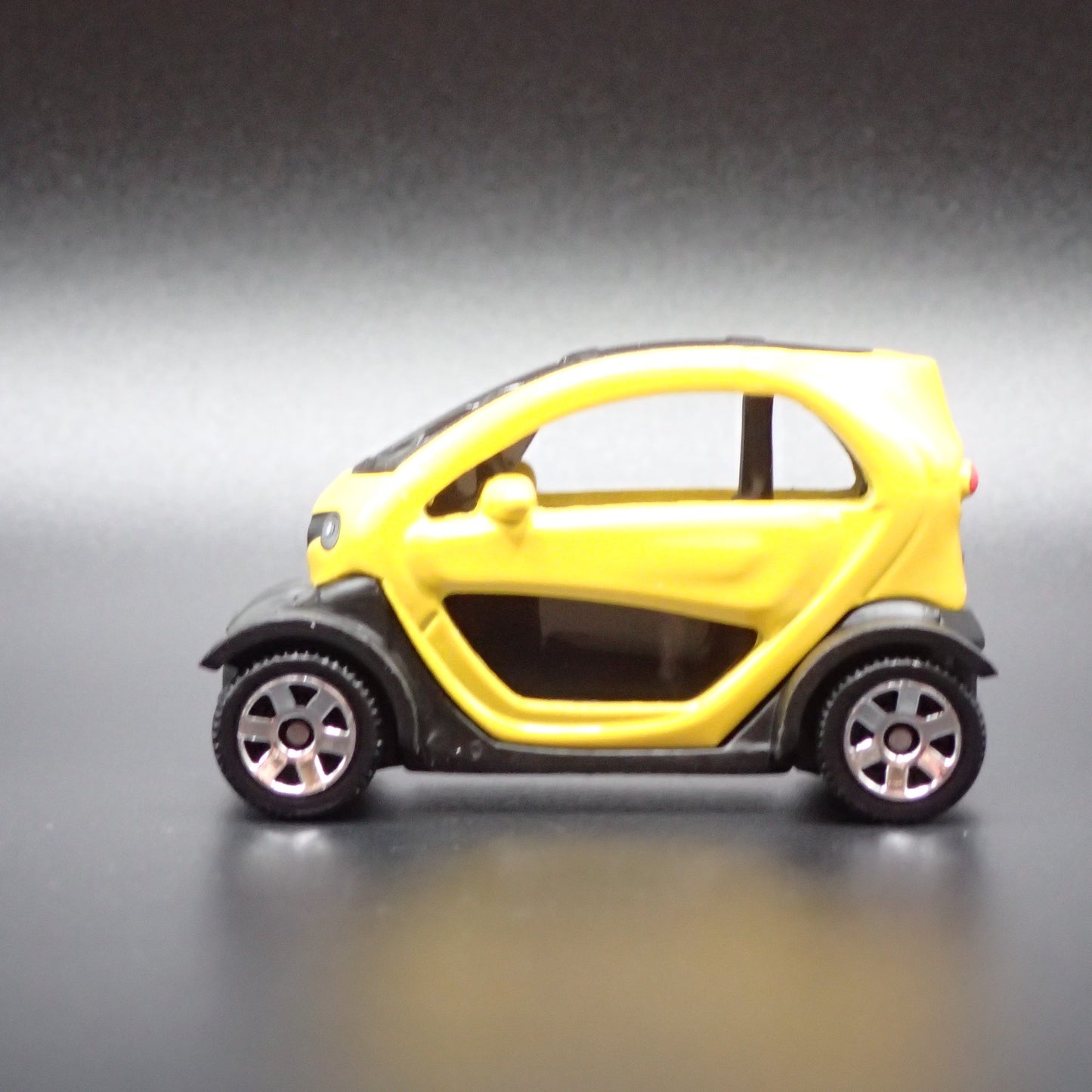 2012-2023 RENAULT TWIZY YELLOW 1:64 SCALE COLLECTIBLE DIORAMA DIECAST MODEL CAR