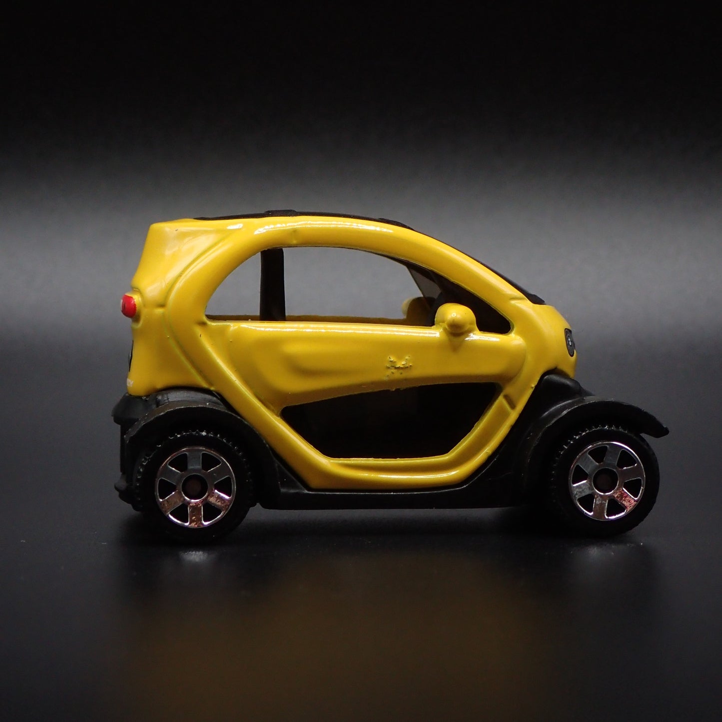 2012-2023 RENAULT TWIZY YELLOW 1:64 SCALE COLLECTIBLE DIORAMA DIECAST MODEL CAR