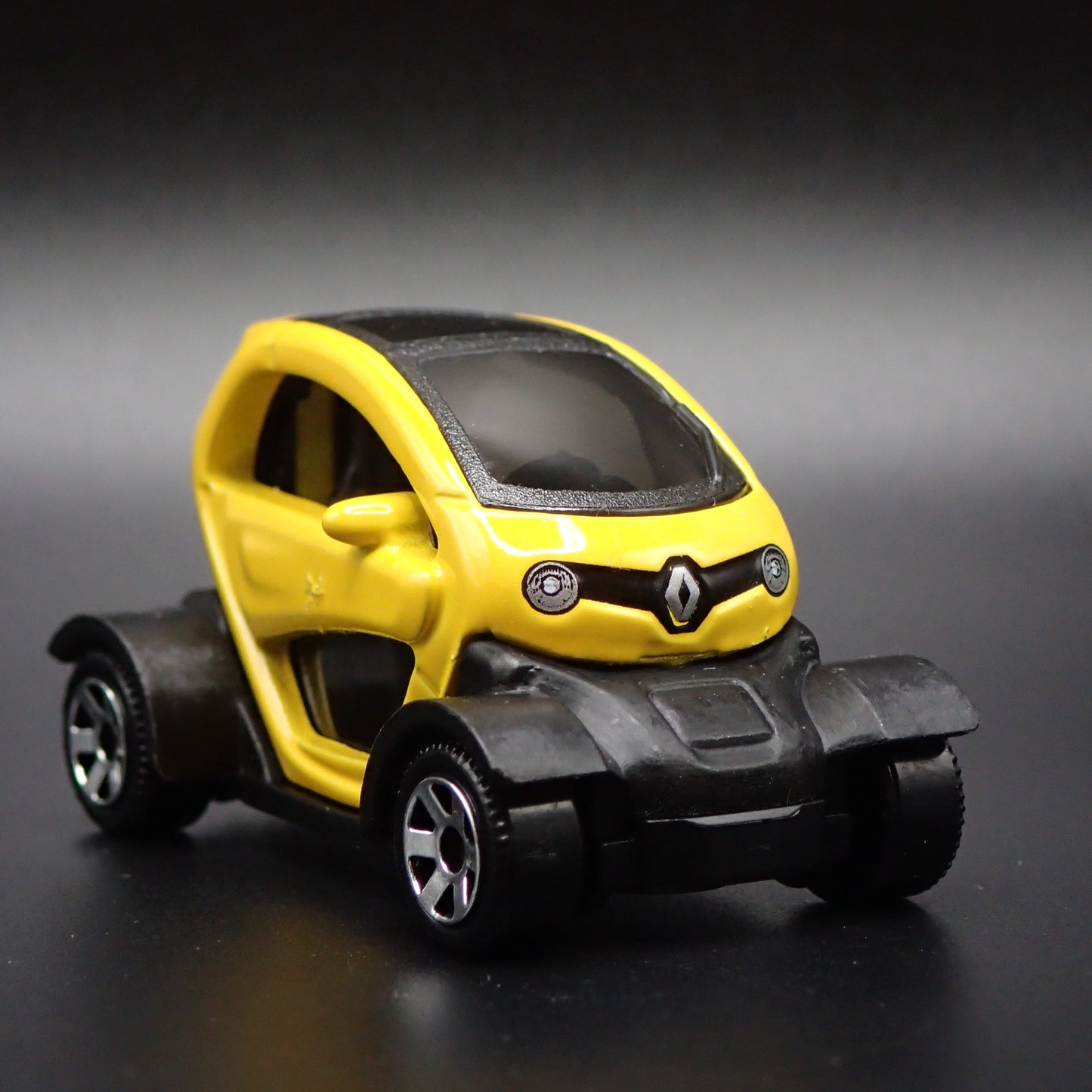 2012-2023 RENAULT TWIZY YELLOW 1:64 SCALE COLLECTIBLE DIORAMA DIECAST MODEL CAR