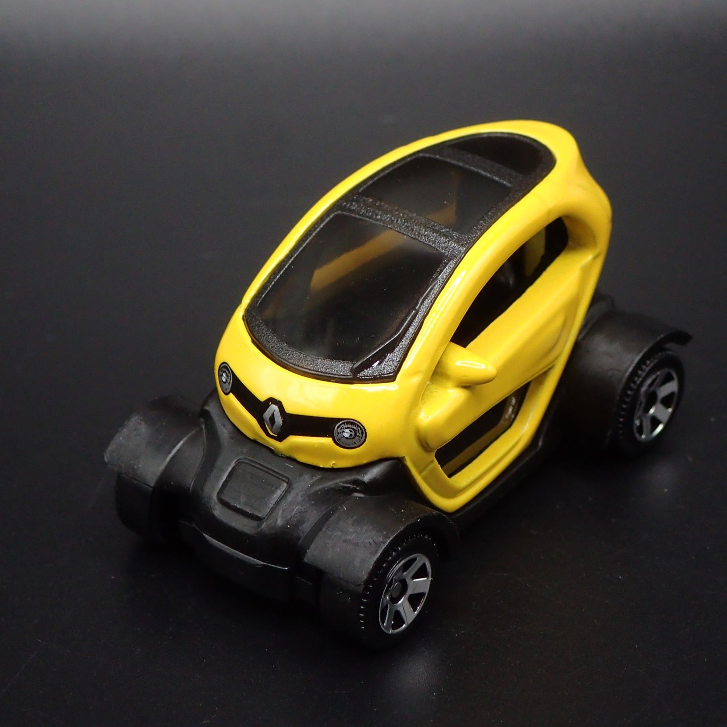 2012-2023 RENAULT TWIZY YELLOW 1:64 SCALE COLLECTIBLE DIORAMA DIECAST MODEL CAR