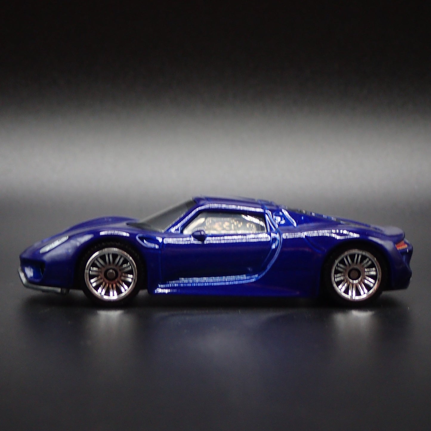 2013-2015 PORSCHE 918 SPYDER SUPER CAR RARE 1:64 SCALE DIORAMA DIECAST MODEL CAR