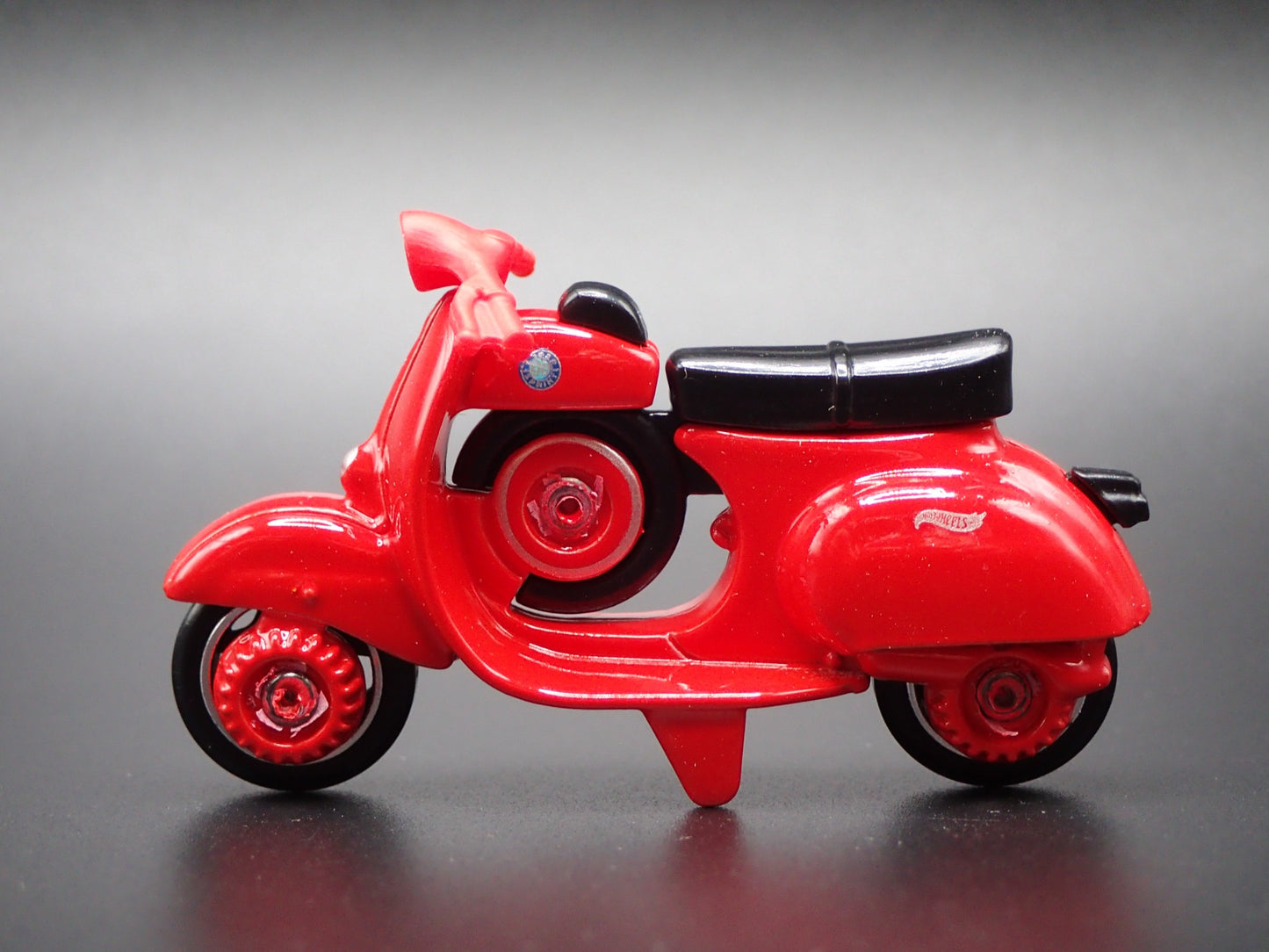 1963-1967 VESPA 90 SS SUPER SPRINT RED 1:64 SCALE DIORAMA DIECAST MODEL CAR