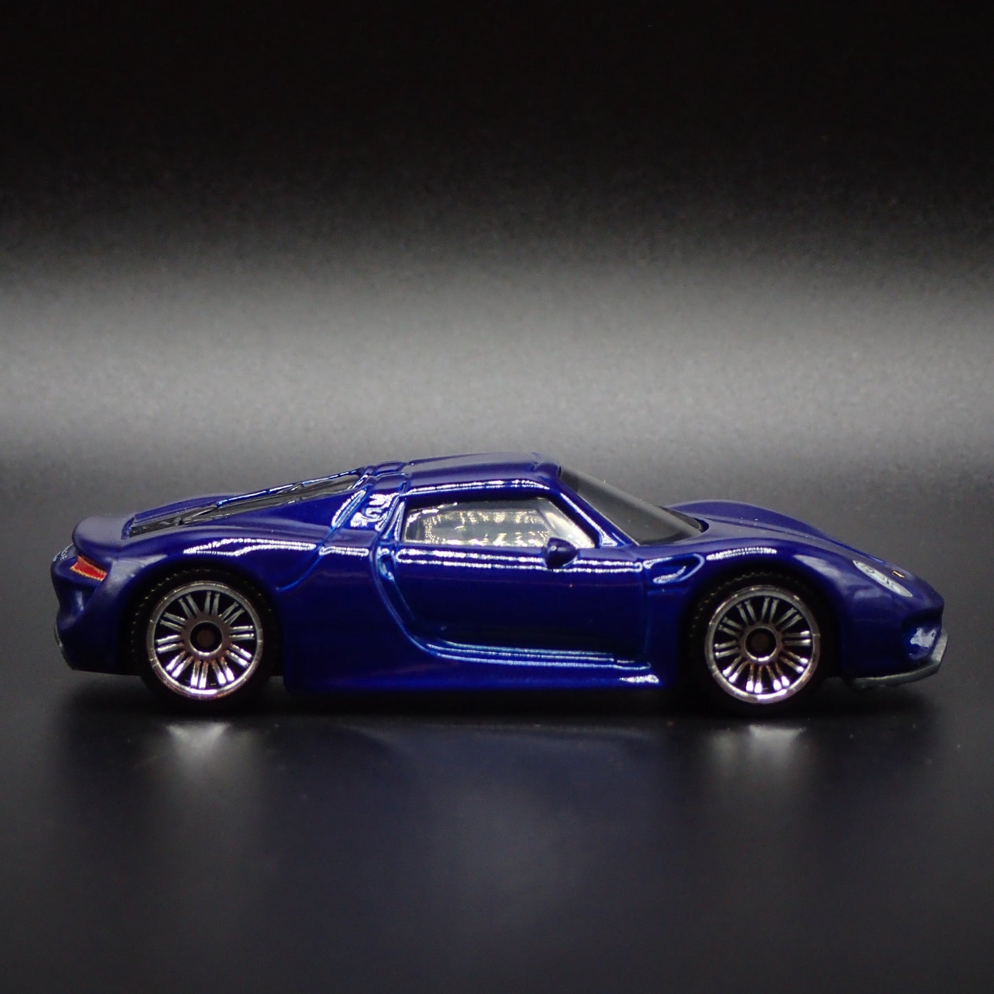 2013-2015 PORSCHE 918 SPYDER SUPER CAR RARE 1:64 SCALE DIORAMA DIECAST MODEL CAR