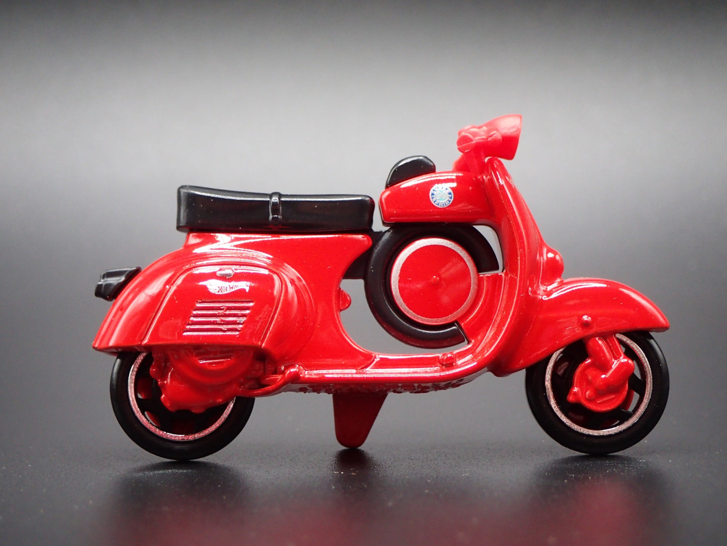 1963-1967 VESPA 90 SS SUPER SPRINT RED 1:64 SCALE DIORAMA DIECAST MODEL CAR