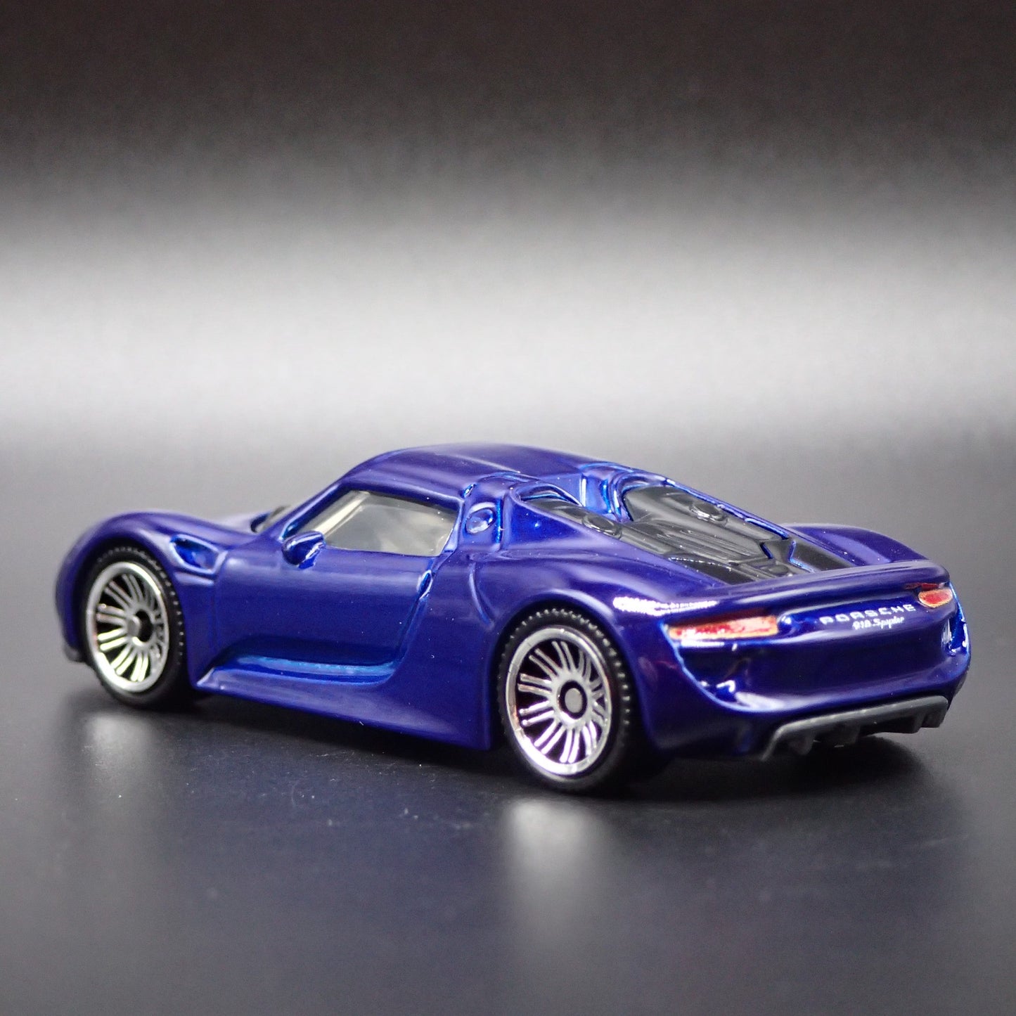 2013-2015 PORSCHE 918 SPYDER SUPER CAR RARE 1:64 SCALE DIORAMA DIECAST MODEL CAR