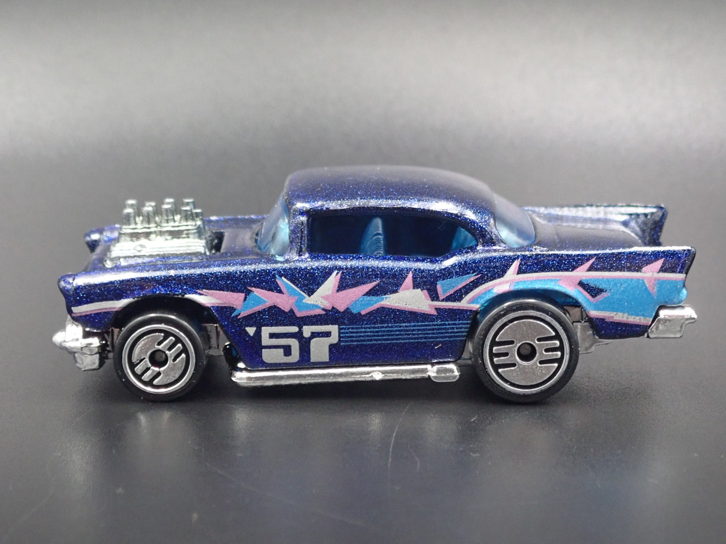 1957 57 CHEVY CHEVROLET BEL AIR 1:64 SCALE COLLECTIBLE DIORAMA DIECAST MODEL CAR