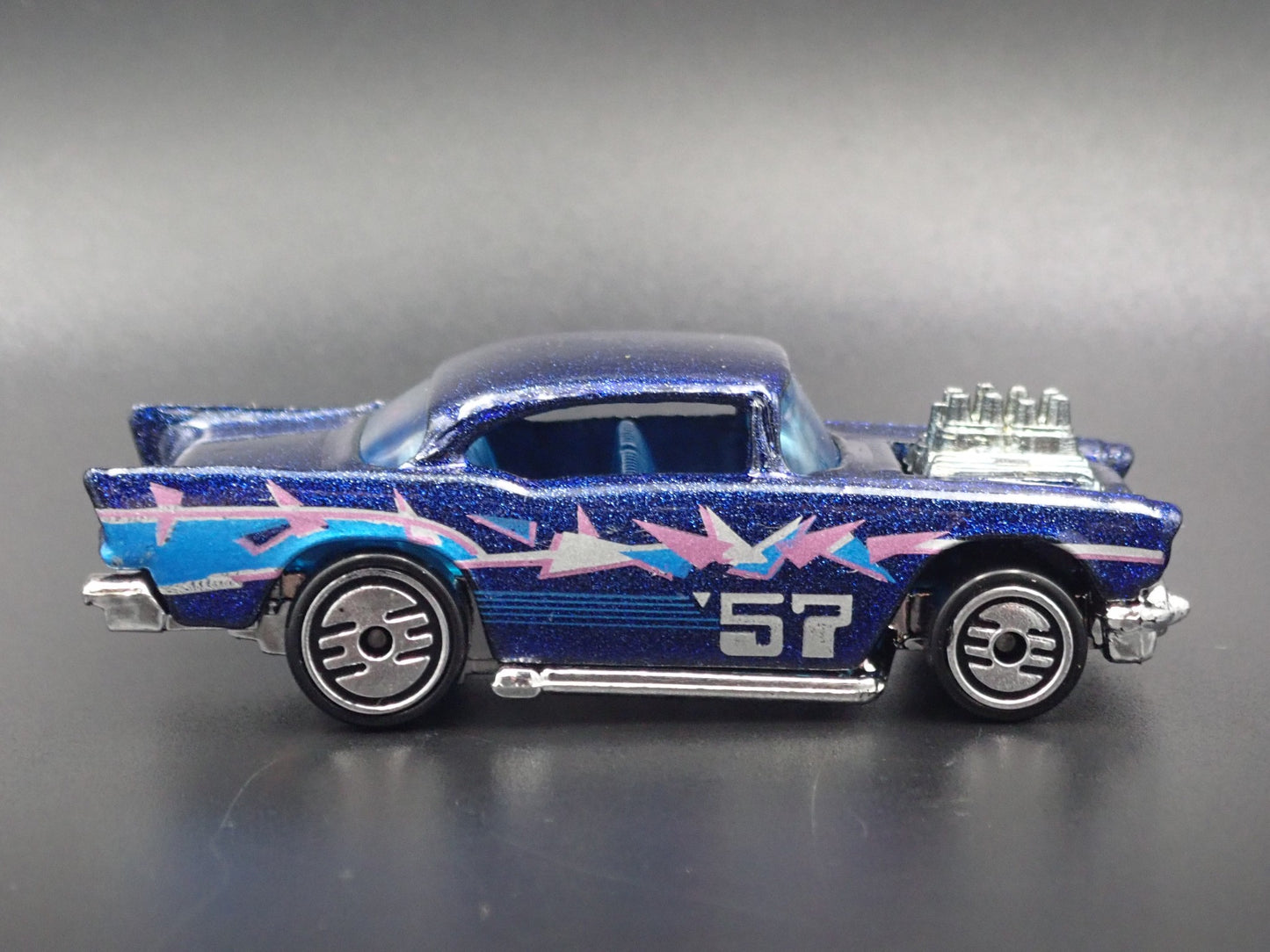 1957 57 CHEVY CHEVROLET BEL AIR 1:64 SCALE COLLECTIBLE DIORAMA DIECAST MODEL CAR