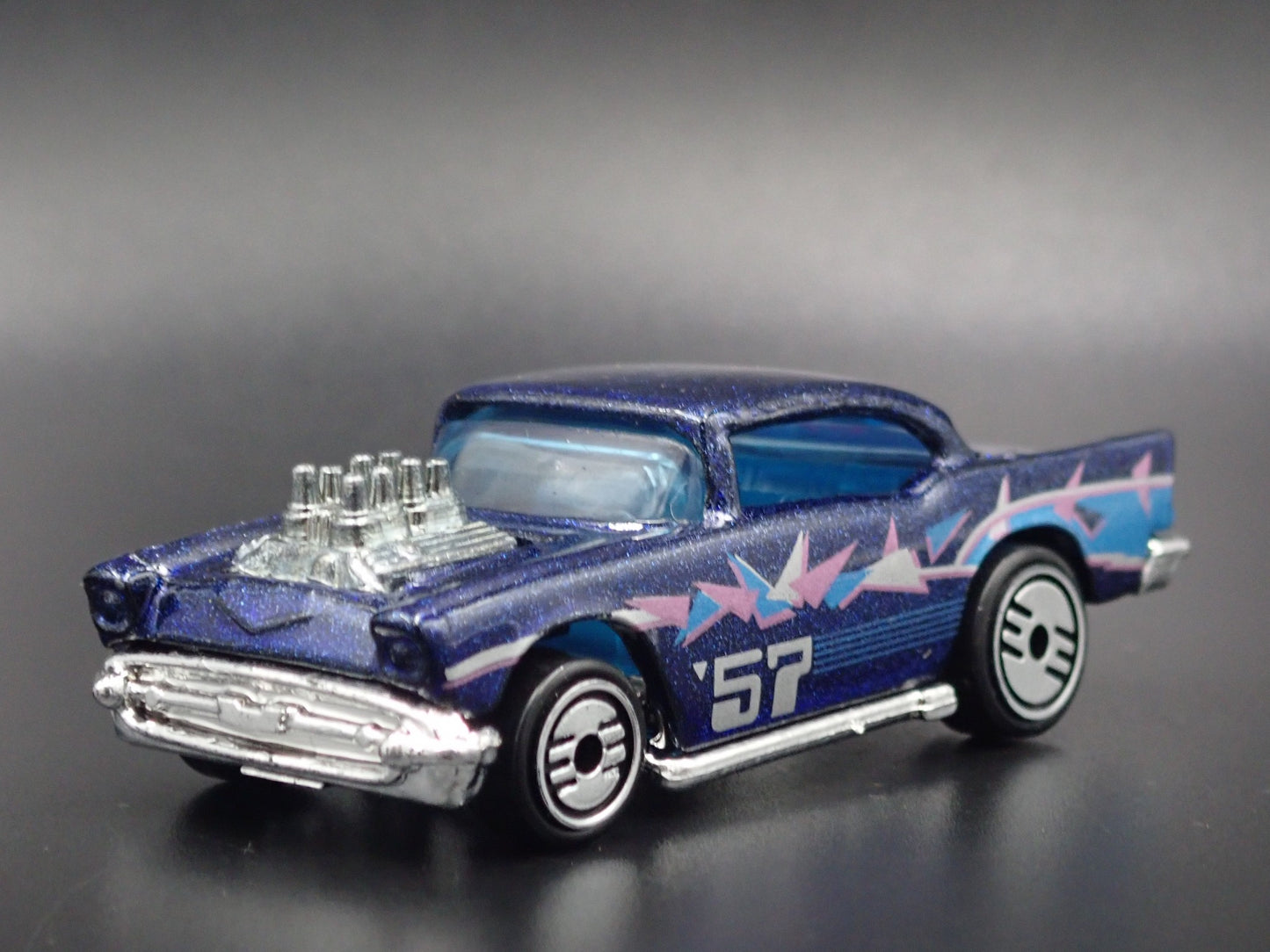 1957 57 CHEVY CHEVROLET BEL AIR 1:64 SCALE COLLECTIBLE DIORAMA DIECAST MODEL CAR