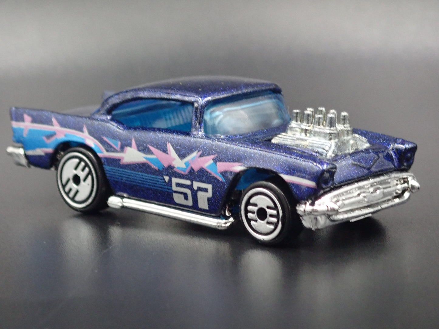 1957 57 CHEVY CHEVROLET BEL AIR 1:64 SCALE COLLECTIBLE DIORAMA DIECAST MODEL CAR