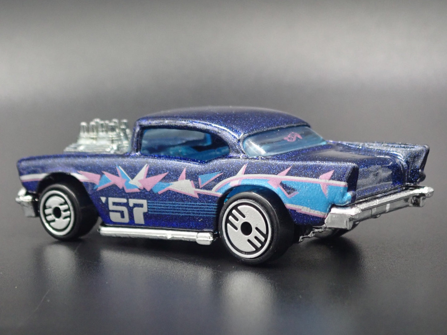 1957 57 CHEVY CHEVROLET BEL AIR 1:64 SCALE COLLECTIBLE DIORAMA DIECAST MODEL CAR