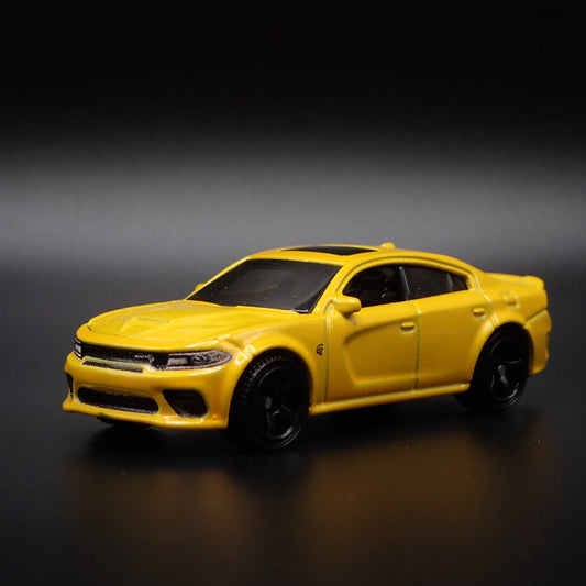 2020 20 DODGE CHARGER SRT HELLCAT YELLOW 1:64 SCALE DIORAMA DIECAST MODEL CAR