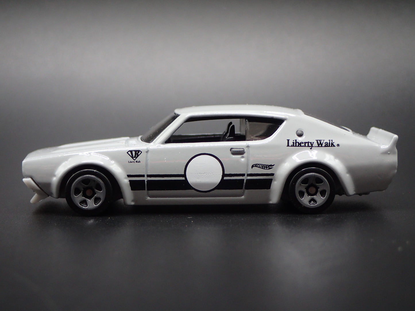 1972-1973 NISSAN SKYLINE 2000 GTR GRAY LBWK 1:64 SCALE DIORAMA DIECAST MODEL CAR