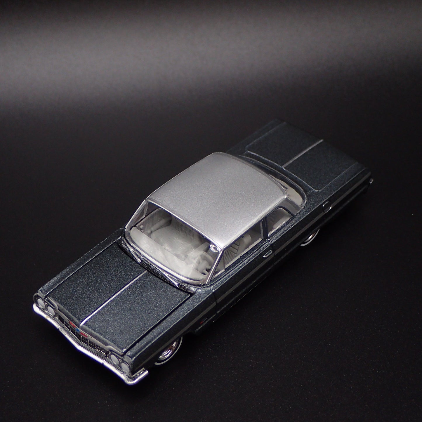 1964 64 CHEVY CHEVROLET BEL AIR 1:64 SCALE COLLECTIBLE DIORAMA DIECAST MODEL CAR