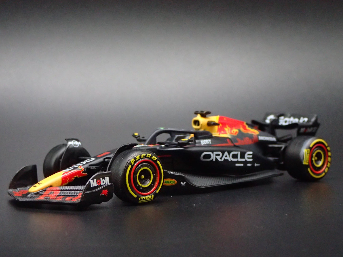RED BULL RACING RB21 #1 MAX VERSTAPPEN F1 2025 1:64 SCALE DIECAST MODEL CAR