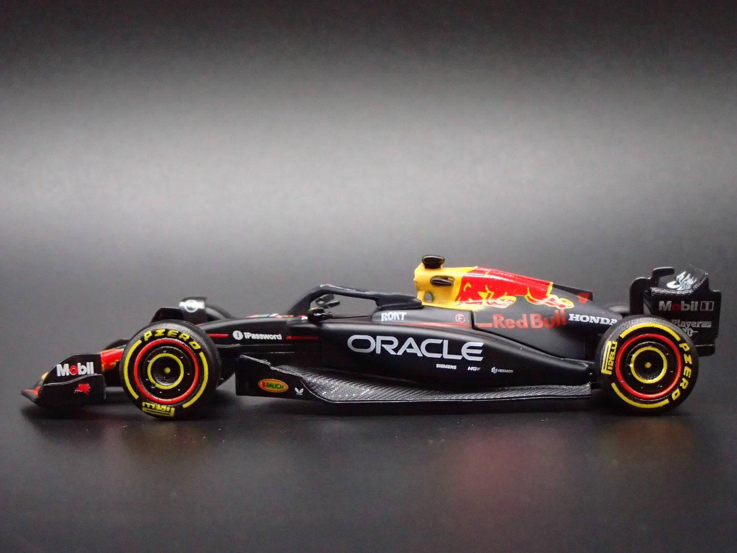 RED BULL RACING RB21 #1 MAX VERSTAPPEN F1 2025 1:64 SCALE DIECAST MODEL CAR