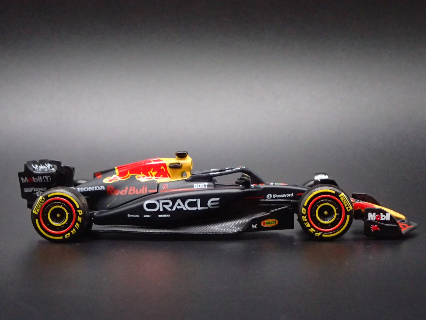 RED BULL RACING RB21 #1 MAX VERSTAPPEN F1 2025 1:64 SCALE DIECAST MODEL CAR