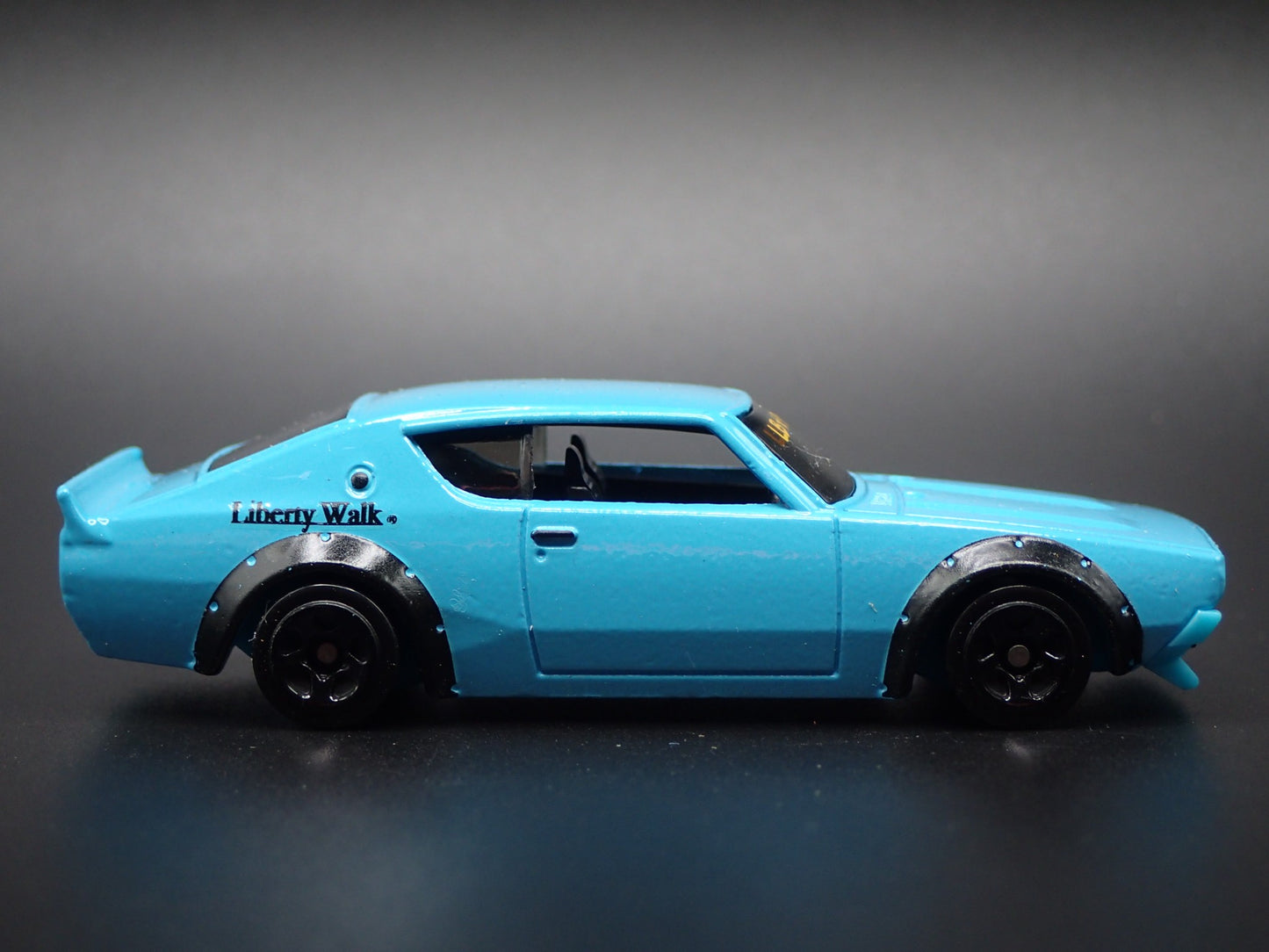 1972-1973 NISSAN SKYLINE 2000 GTR BLUE LBWK 1:64 SCALE DIORAMA DIECAST MODEL CAR