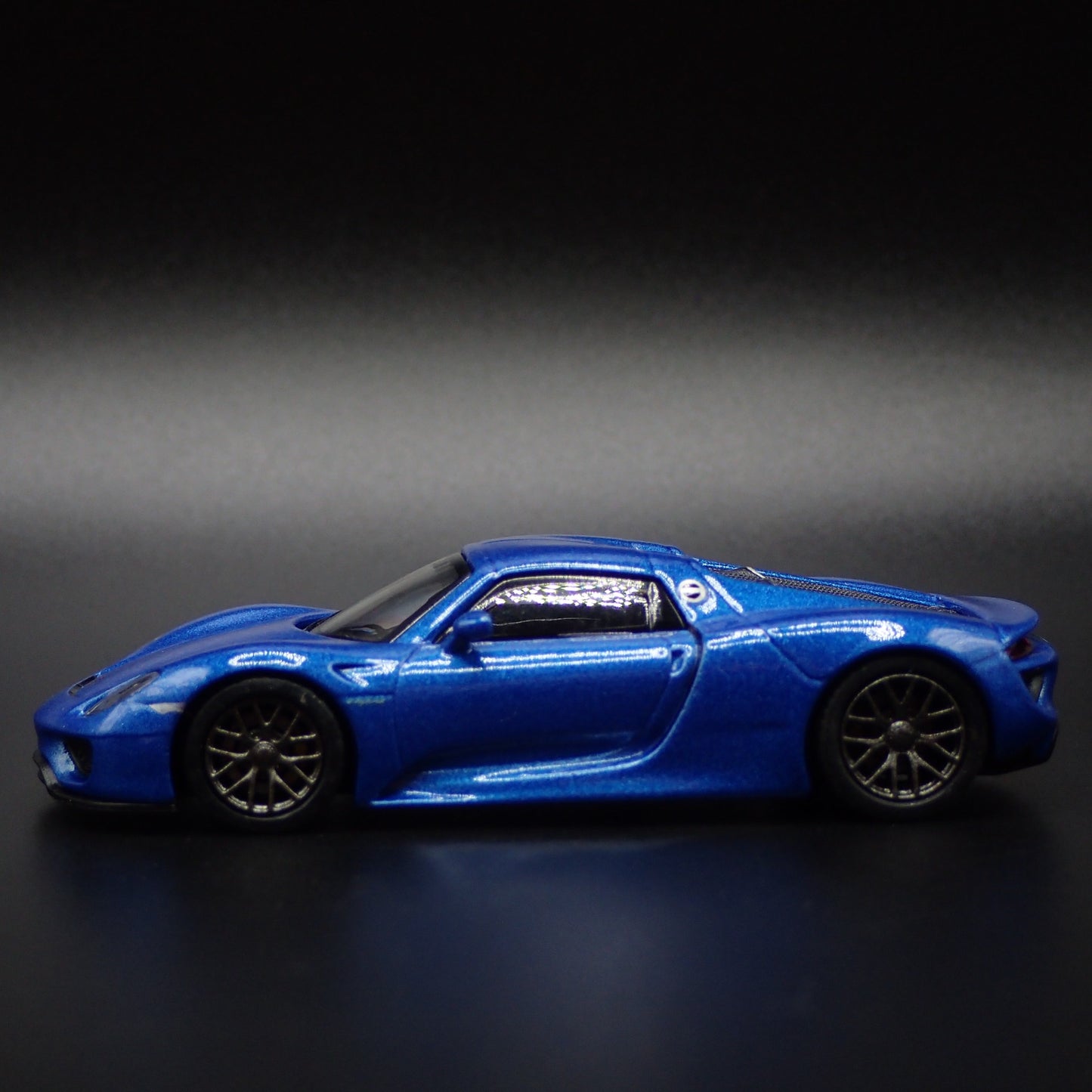 2013-2015 PORSCHE 918 SPYDER SUPER CAR RARE 1:64 SCALE DIORAMA DIECAST MODEL CAR