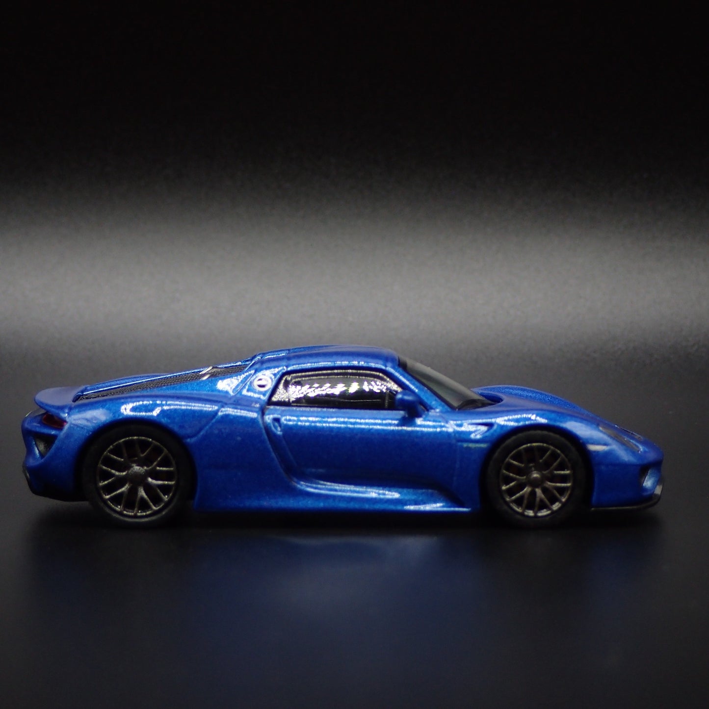 2013-2015 PORSCHE 918 SPYDER SUPER CAR RARE 1:64 SCALE DIORAMA DIECAST MODEL CAR