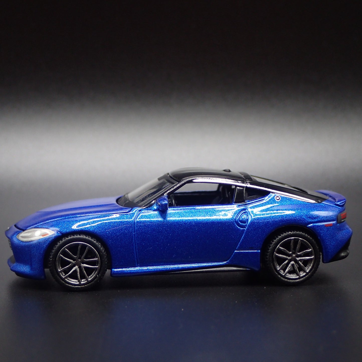 2023-2025 NISSAN Z BLUE 1:64 SCALE LIMITED COLLECTIBLE DIORAMA DIECAST MODEL CAR