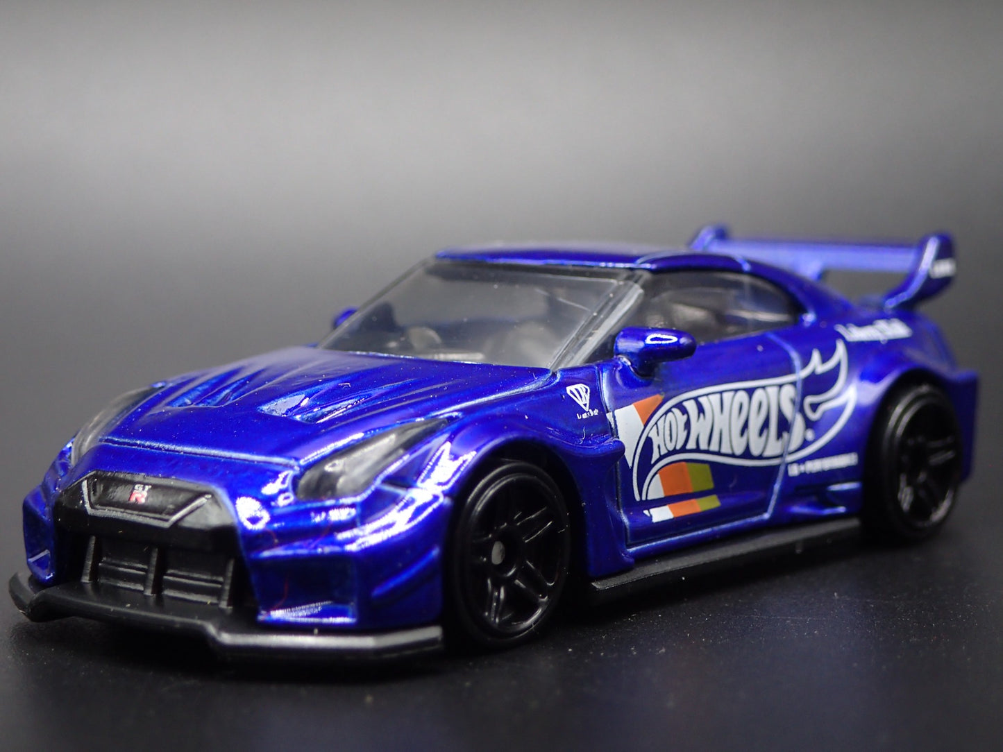 NISSAN GTR R35 LBWK SILHOUTTE WORKS GT 35GT-RR VER2 1:64 SCALE DIECAST MODEL CAR