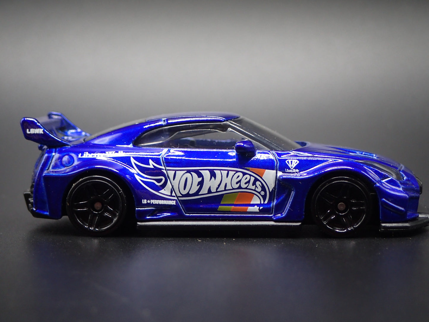 NISSAN GTR R35 LBWK SILHOUTTE WORKS GT 35GT-RR VER2 1:64 SCALE DIECAST MODEL CAR