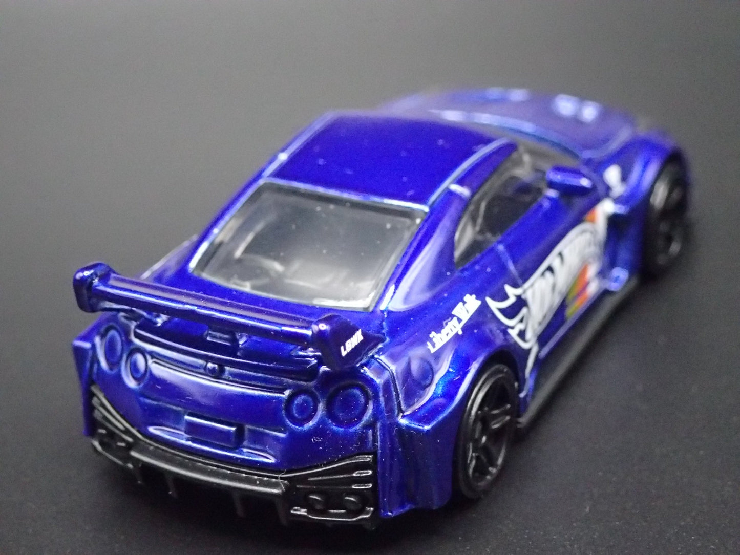 NISSAN GTR R35 LBWK SILHOUTTE WORKS GT 35GT-RR VER2 1:64 SCALE DIECAST MODEL CAR