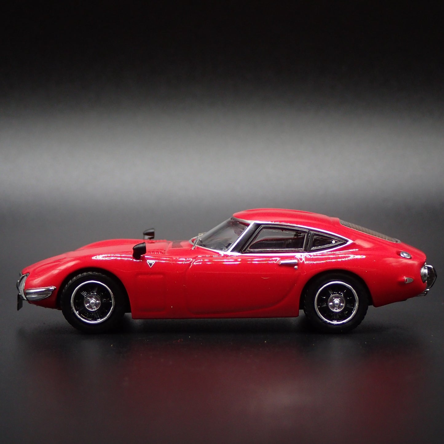 1967-1970 TOYOTA 2000GT MF10 1:64 SCALE COLLECTIBLE DIORAMA DIECAST MODEL CAR