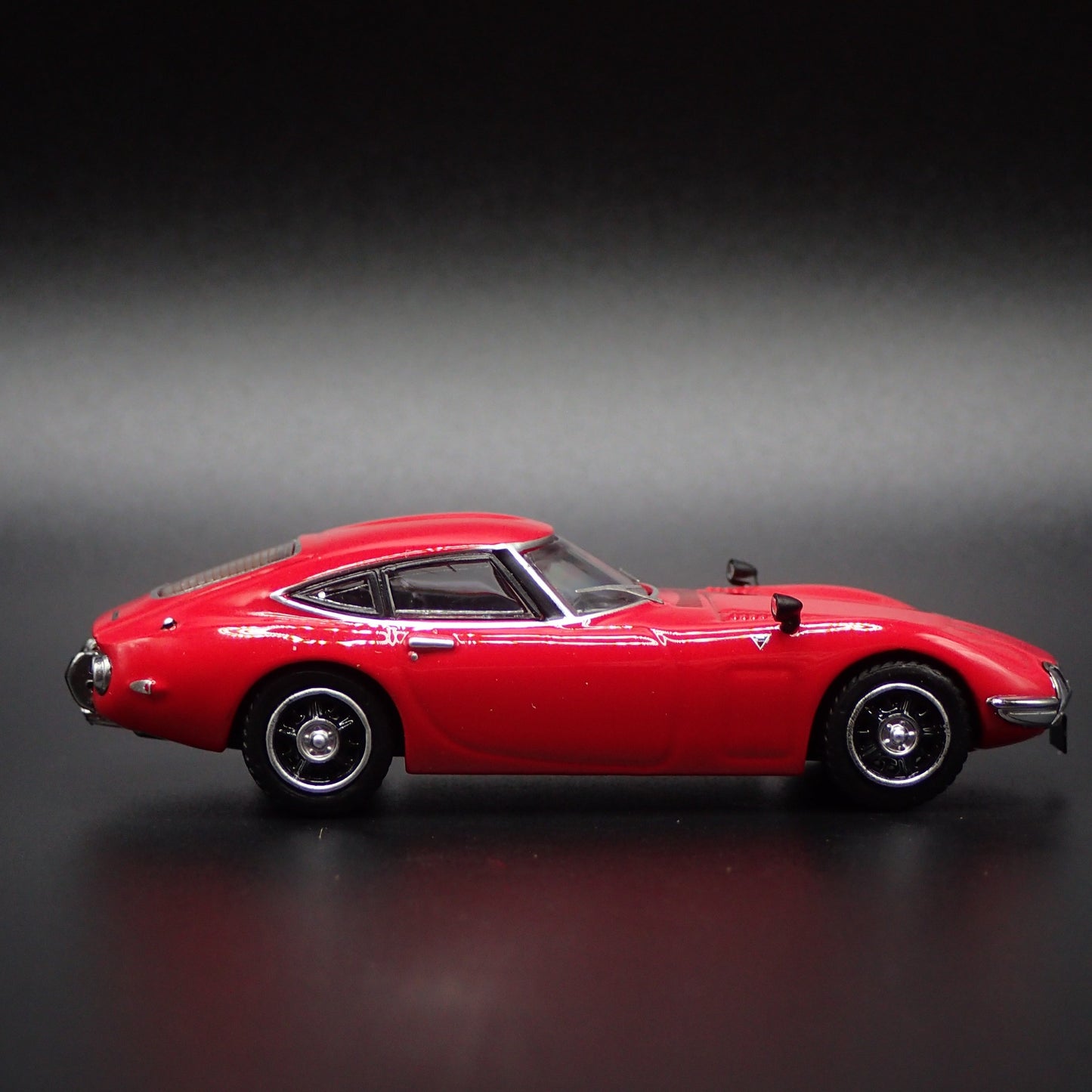 1967-1970 TOYOTA 2000GT MF10 1:64 SCALE COLLECTIBLE DIORAMA DIECAST MODEL CAR
