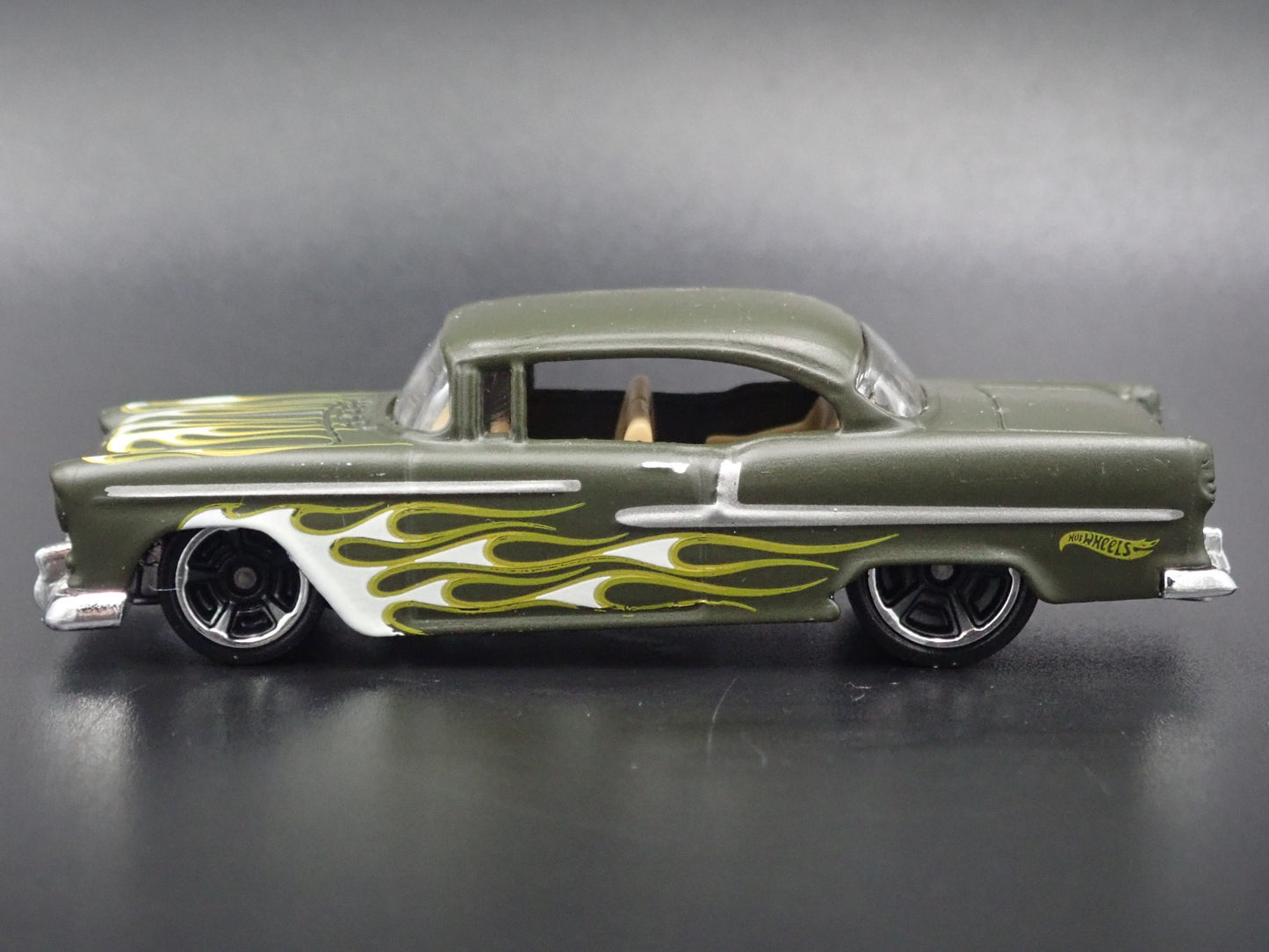1955 55 CHEVY CHEVROLET BEL AIR 1:64 SCALE COLLECTIBLE DIORAMA DIECAST MODEL CAR
