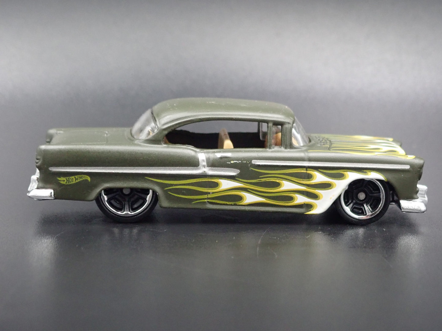 1955 55 CHEVY CHEVROLET BEL AIR 1:64 SCALE COLLECTIBLE DIORAMA DIECAST MODEL CAR