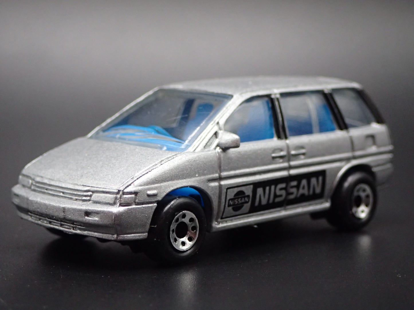 1990-1997 NISSAN PRAIARIE VAN 1:64 SCALE COLLECTIBLE DIORAMA DIECAST MODEL CAR