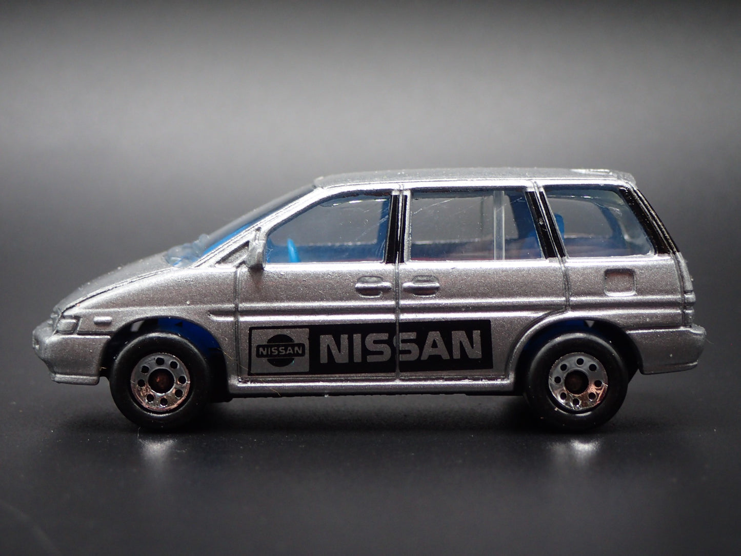 1990-1997 NISSAN PRAIARIE VAN 1:64 SCALE COLLECTIBLE DIORAMA DIECAST MODEL CAR