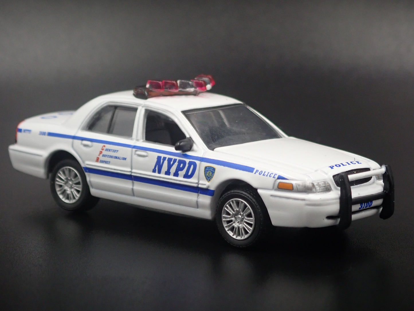 FORD CROWN VICTORIA INTERCEPTOR NYPD 1:64 SCALE DIORAMA DIECAST MODEL CAR